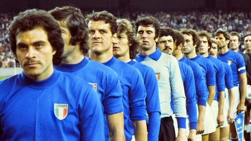 Italia-Inghilterra del 1976, gli azzurri prima del match: Causio, Pulici, Capello, Antogoni, Zoff, Roggi, Rocca, Bellugi, Graziani, Benetti, Facchetti.
