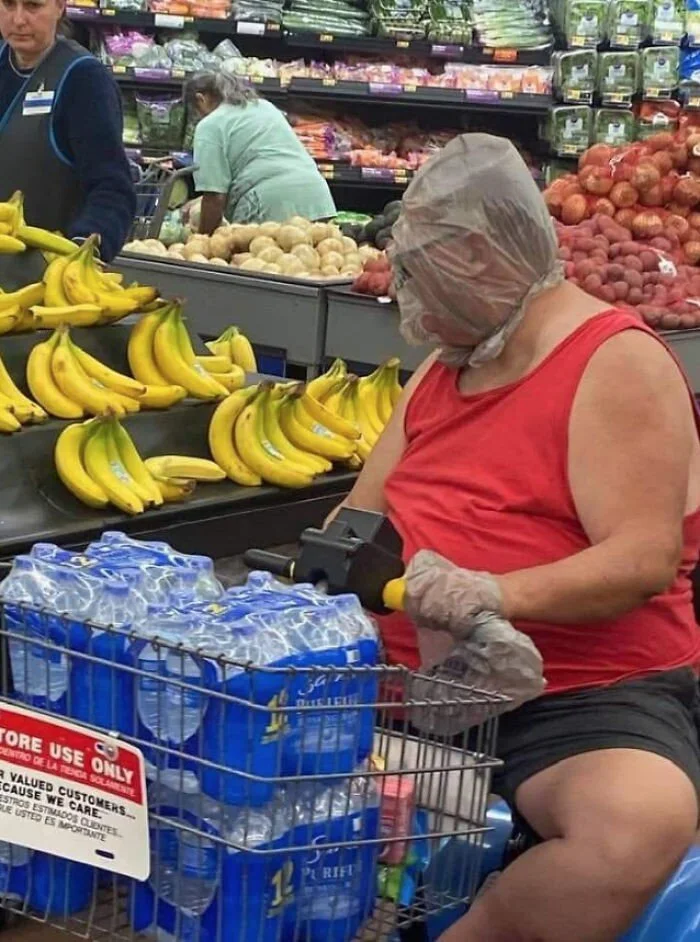 Acqua, banane e… busta in testa