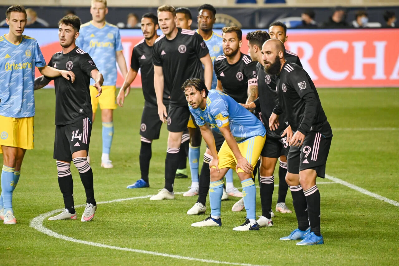 Gonzalo Higuain, ultimo a destra, mentre sta per scattare sulla punizione del fratello in occasione del gol