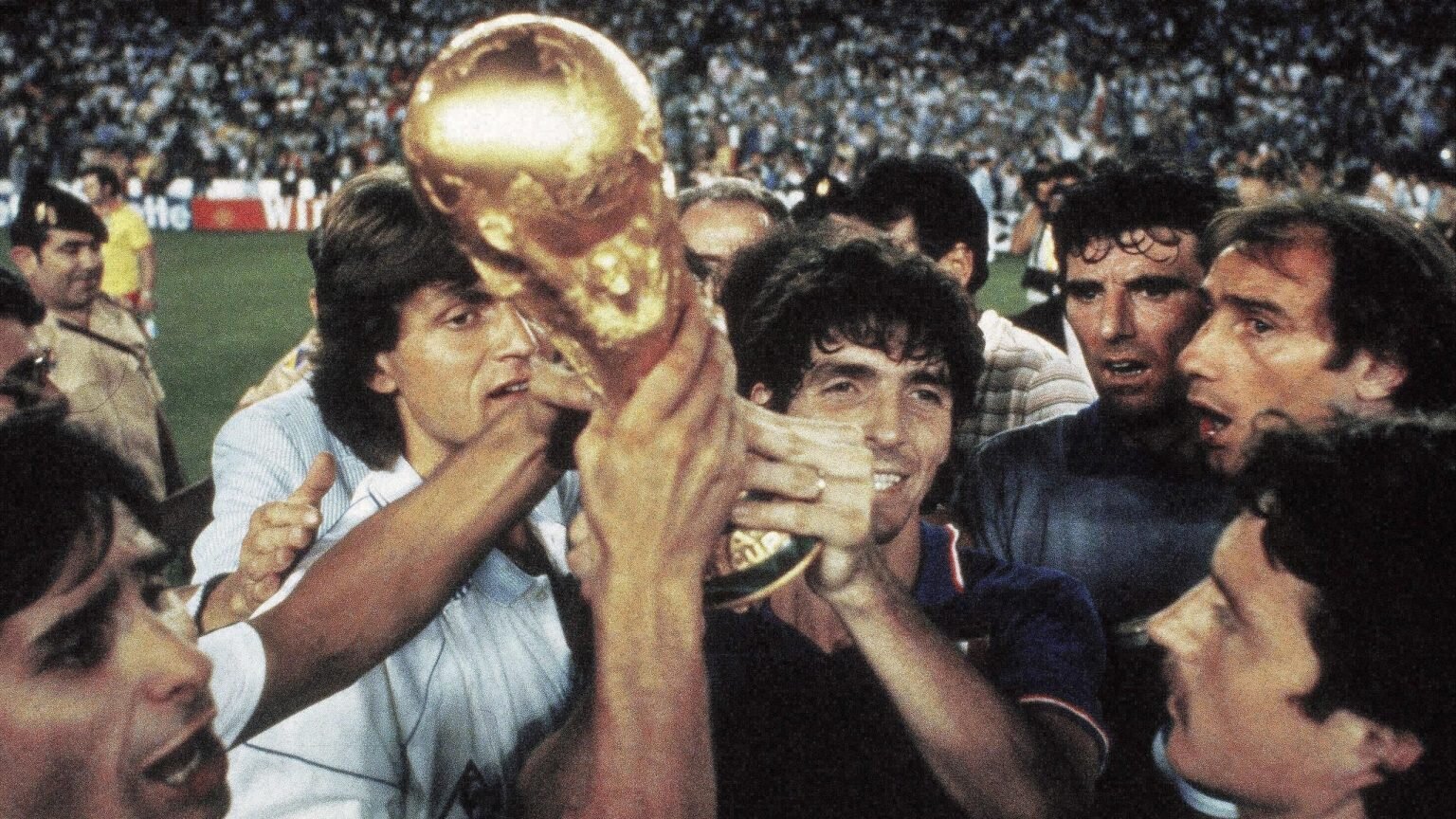 Paolo Rossi con la Coppa del Mondo appena conquistata al mondiale spagnolo del 1982