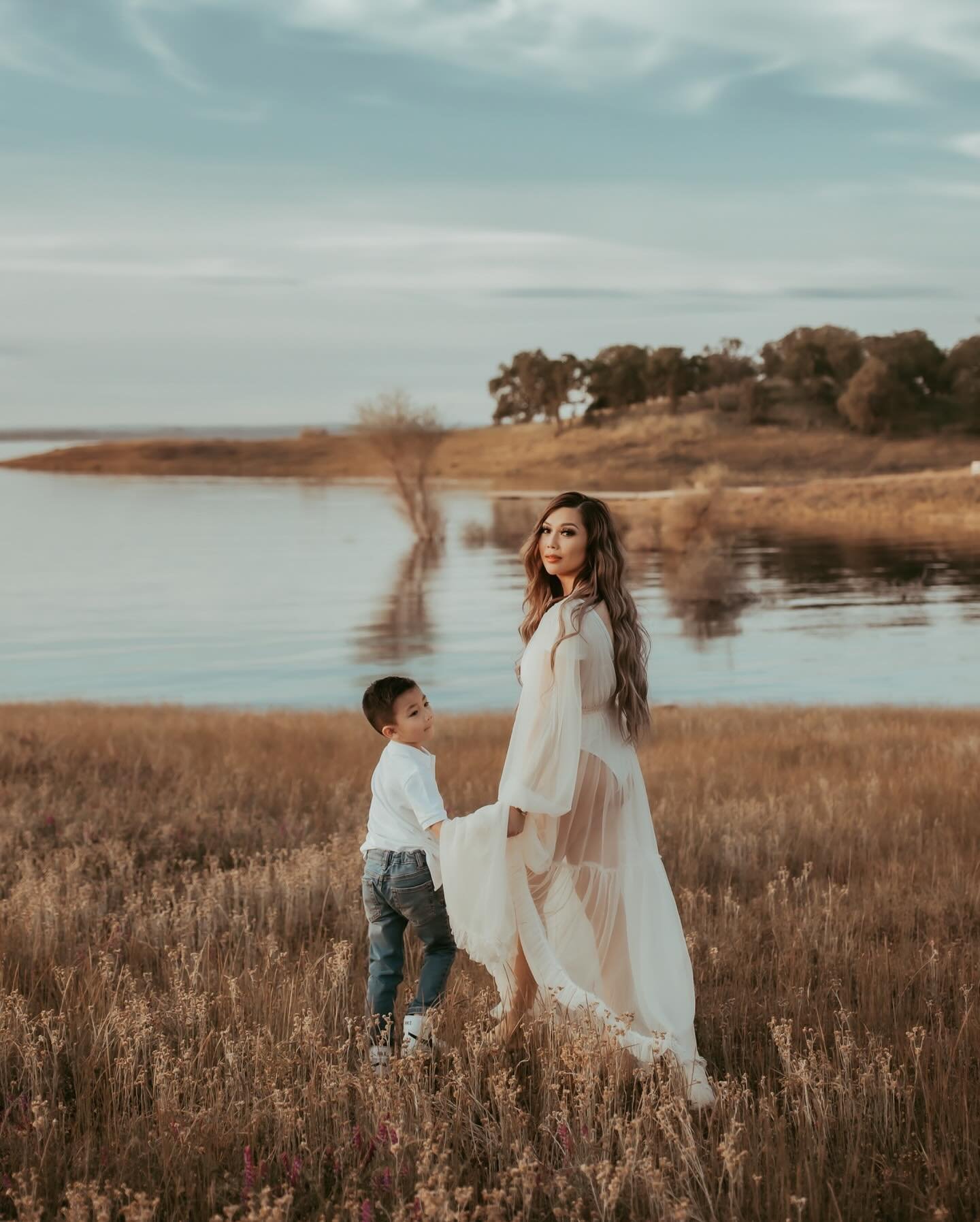 From the rich, golden hues of deep, enduring love to the light, fluffy sweetness of a cotton candy kind of love, each one holds its own beauty and magic.
.
Capturing the moments of @sidneyle and her family was an experience that left me in awe. The d