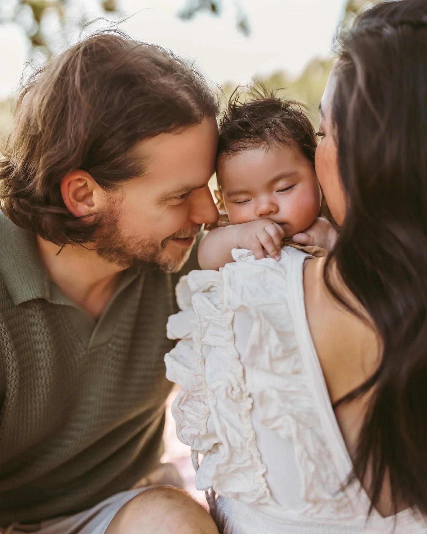 It so beautiful to reliving these precious moments. This was back in early summer when the weather was started getting warmer. It was such a fun time together with Renee&rsquo;s family to capture her Newborn baby girl. 

Outdoor newborn has just gott