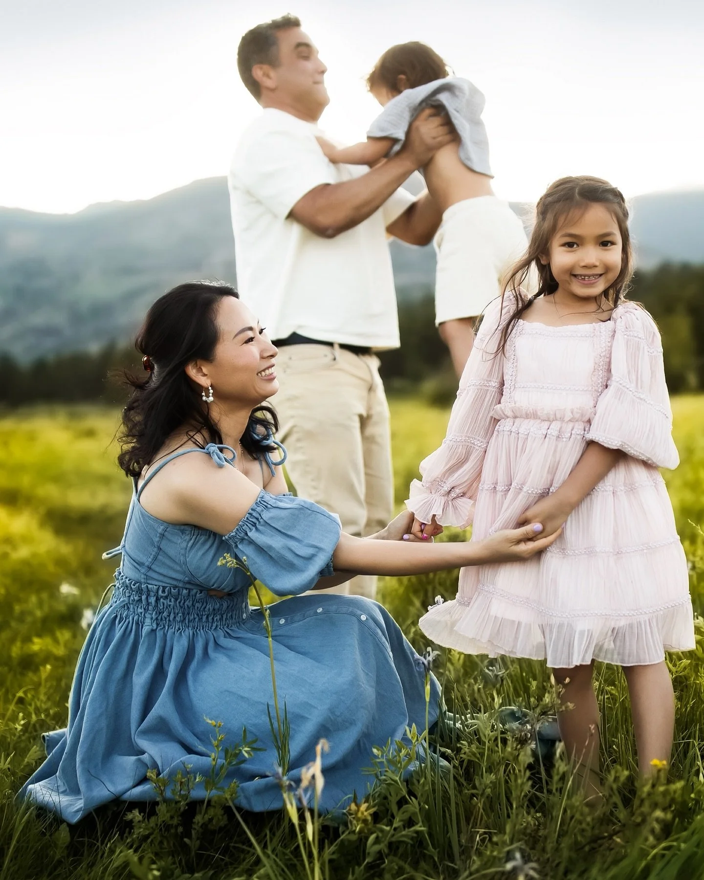 I can still feel that gentle summer breeze drifting down from the rocky mountain, and it brings back the sweet laughter and heartfelt conversations we shared. 

Meeting Sarah @myfourhensphoto was truly special; I feel so lucky that she was able to ca