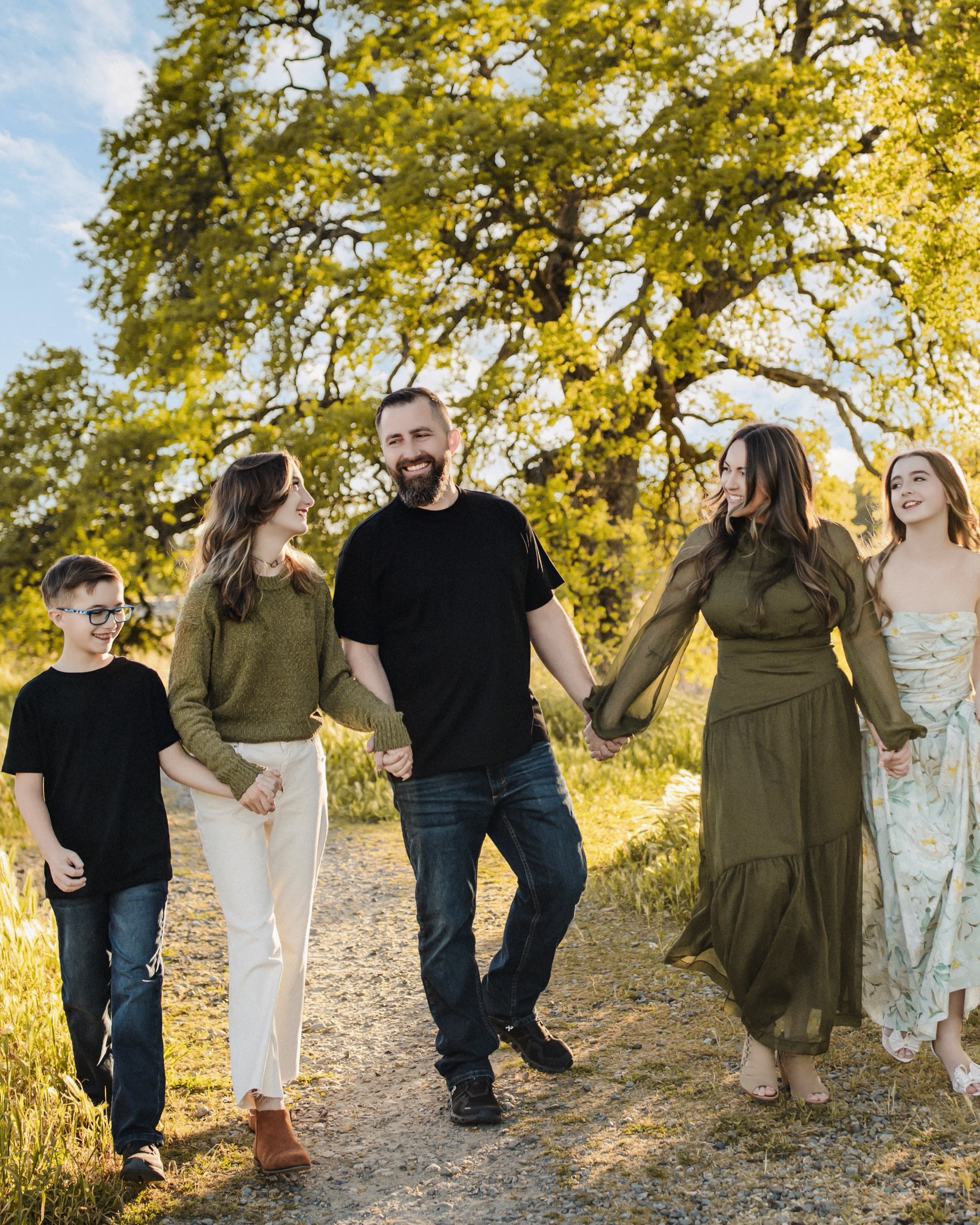 In early spring as it began to unfold, we shared some truly special moments with Amber&rsquo;s family by the shores of Folsom Lake. It was one of those magical evenings where the warmth broke through the chill of this Spring creating the perfect back