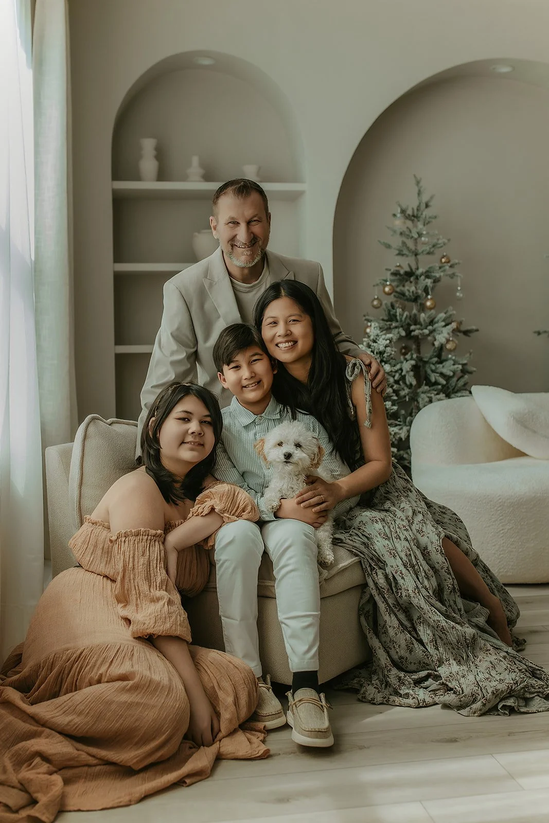  Christmas petite sessions El Dorado Hills, family in studio with frosted tree in arch 