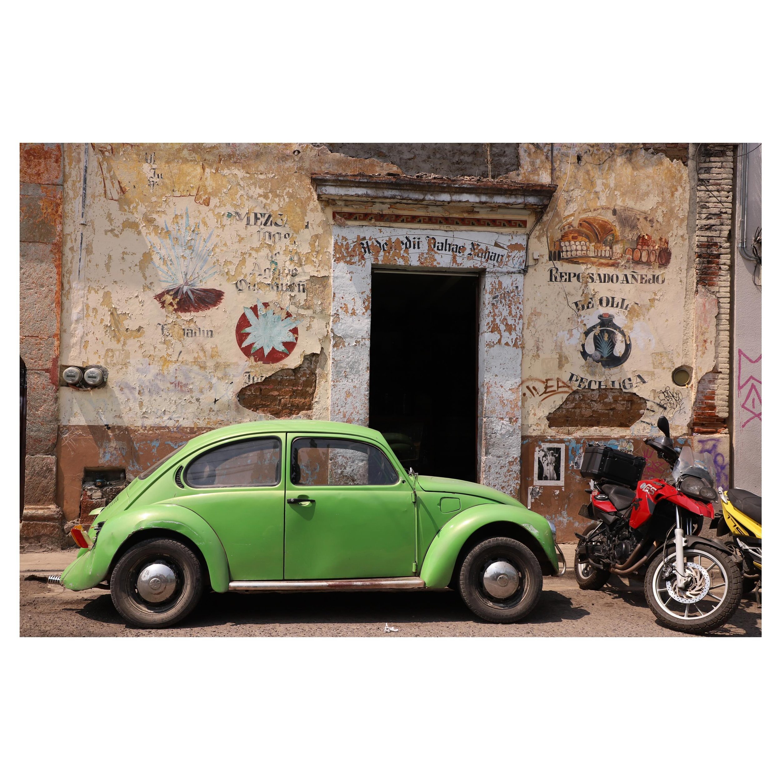 A beetle and a mezcalerita. Very Oaxacan.
#oaxaca #oaxacamexico #mexico #volkswagen #volkswagenbeetle #car #mezcal #streetphotography #travelphotography #mezcalerita