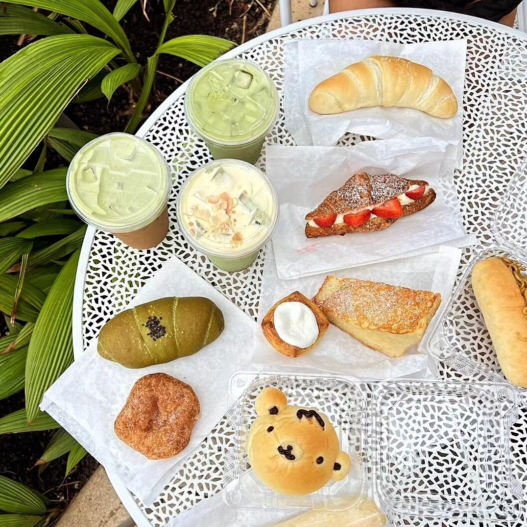 This Okayama Kobo spread 😍😍😍

📸 @annmomo.eats
#okayamakobo #okayamakobousa #honolulu #oahu #hawaii #smalllocalbusiness #bakedgoods #bakery #freshbread #japanesebread #japanesebakery #wardvillage #mahalo