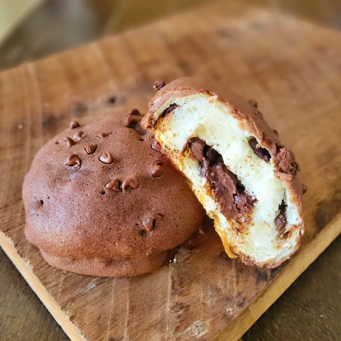 Calling all chocolate lovers out there! 🍫 We've sure got a treat for you! 😍

Le Chocolat: Soft bread rolled in chocolate chips, filled with premium chocolate (Guittard), and topped with chocolate castella.

#okayamakobo #okayamakobousa
#bringithome