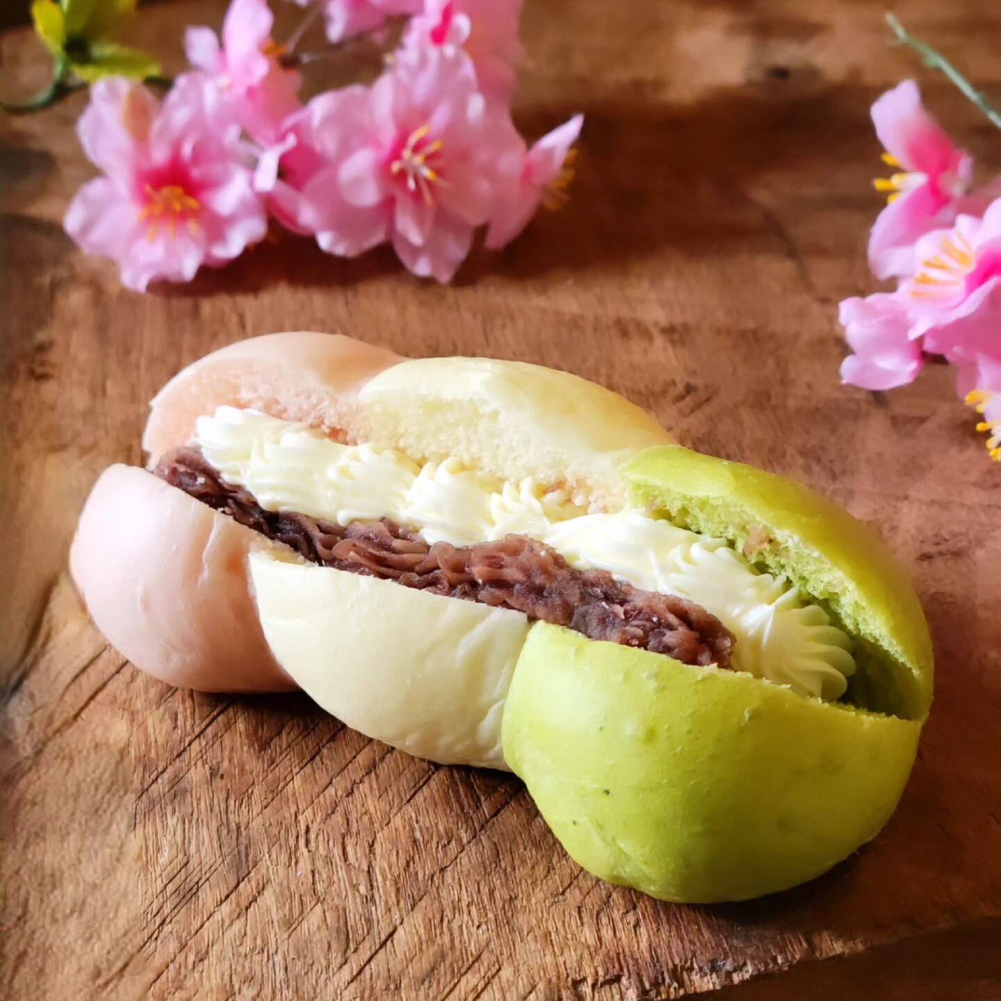 🌸 Celebrating Hinamatsuri with our new special item.. Odango! Inspired by the Japanese sweet dessert dango 🍡 this soft pastry bread is filled with sweet red bean and milk cream!

What is Hinamatsuri ❓️
Hinamatsuri means Doll Festival, but the day i