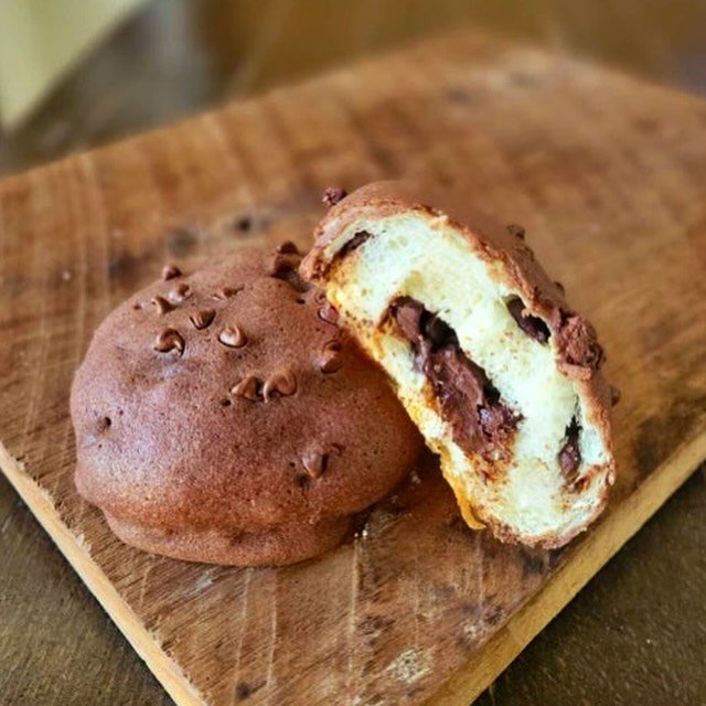 New item for Sweet tooth 🥰🍫

🍫Le Chocolat🍫 
Soft bread rolled in chocolate chips, filled with premium chocolate (Guittard), and topped with chocolate castella.
 
If you love chocolate must try!! It&rsquo;s good combination with our cold brew too 