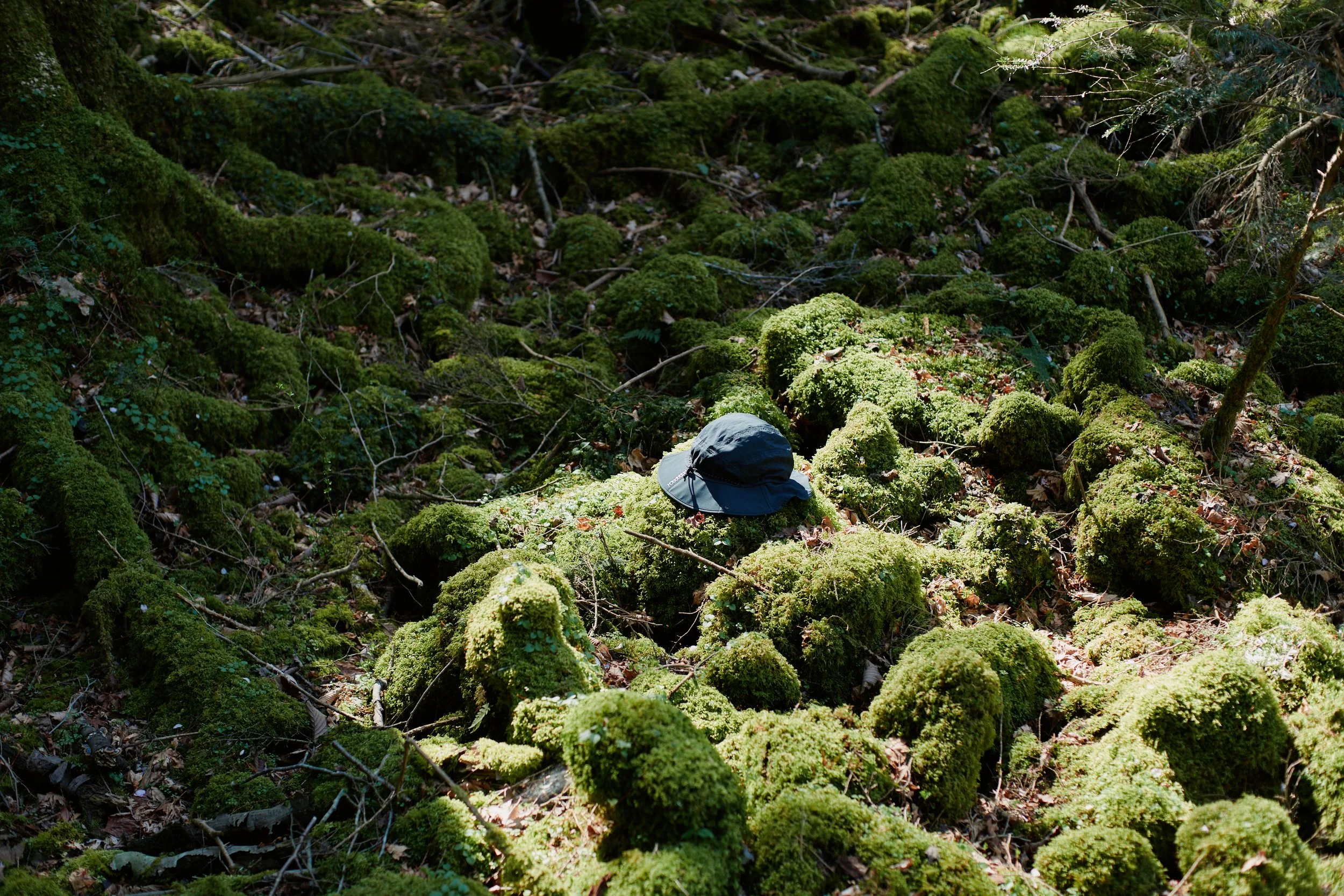 Parapack B-CAP in Jet Black, UPF 50, breathable, ultralight, quick-dry, Infini-Fit, adjustable sizing, one-size-fits-many, unisex, headwear for kids and adults, mossy forest trail, Narusawa, hiking, camping, day trip destination, photo by Hinano Kimo