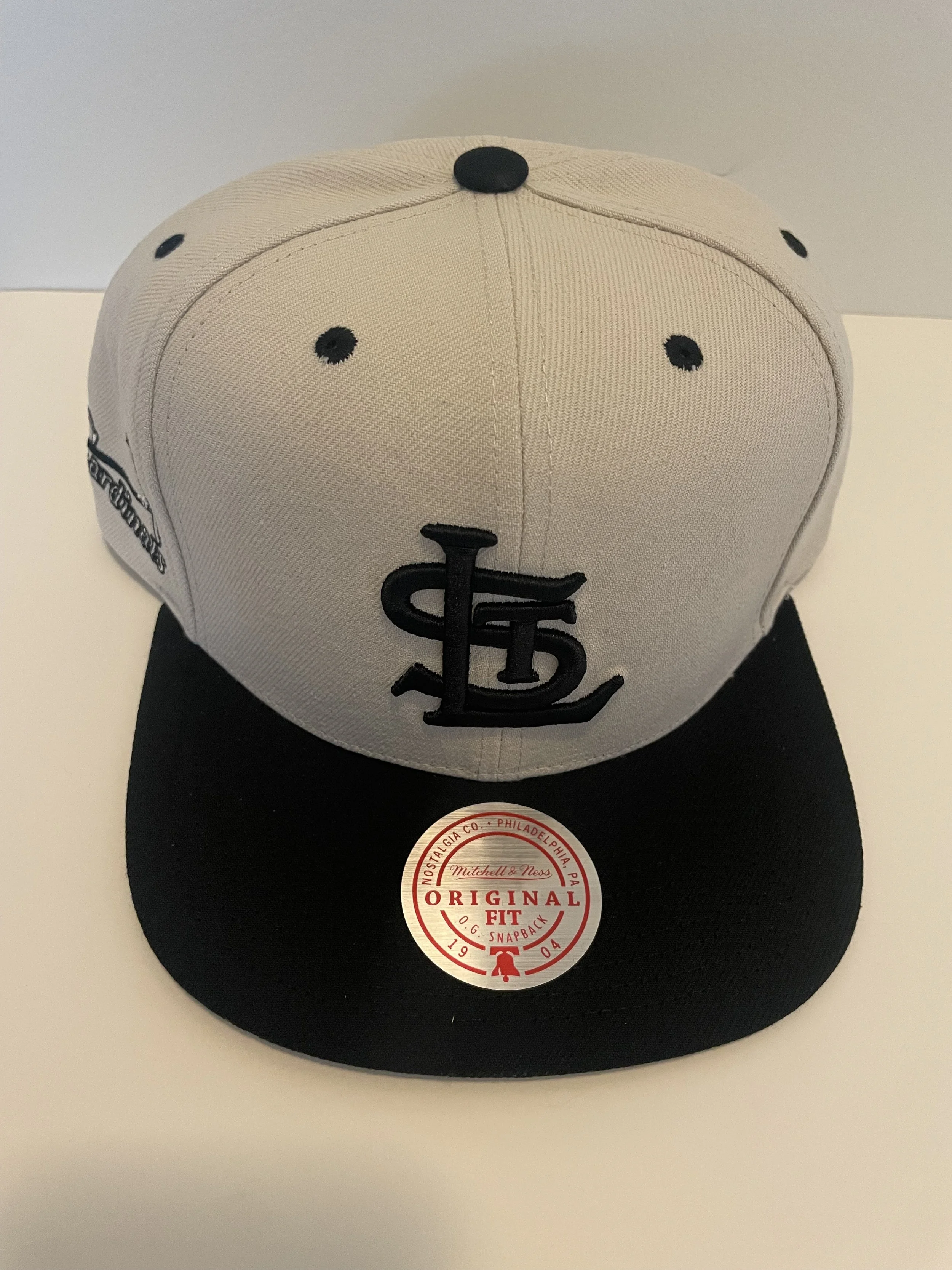 ST LOUIS CARDINALS MITCHELL & NESS FLATBILL SNAPBACK WHITE CROWN BLACK BILL