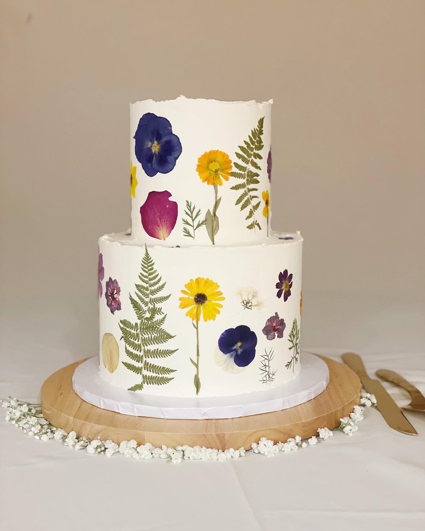 Pressed Flower Cake 

6: Strawberries + Cream
9: Almond 

#bluewillowbakery #tnwedding #pressedflowercake #leeuniversity #georgiaweddings #tennesseeweddings #weddingcakes
