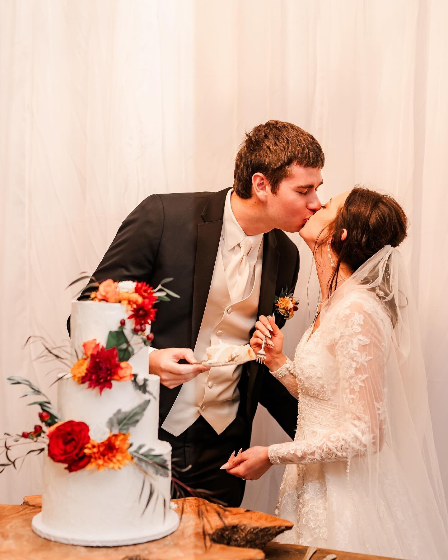 Such a sweet couple! Congratulations Jillian + Tyler 

Venue: @theviewsatsunsetridge 
Florist: @mayflowerscha 
Photographer: @sarahlaraephoto 

📸 @sarahlaraephoto 

#bluewillowbakery 
#tennesseeweddings #georgiawedding #customweddingcake