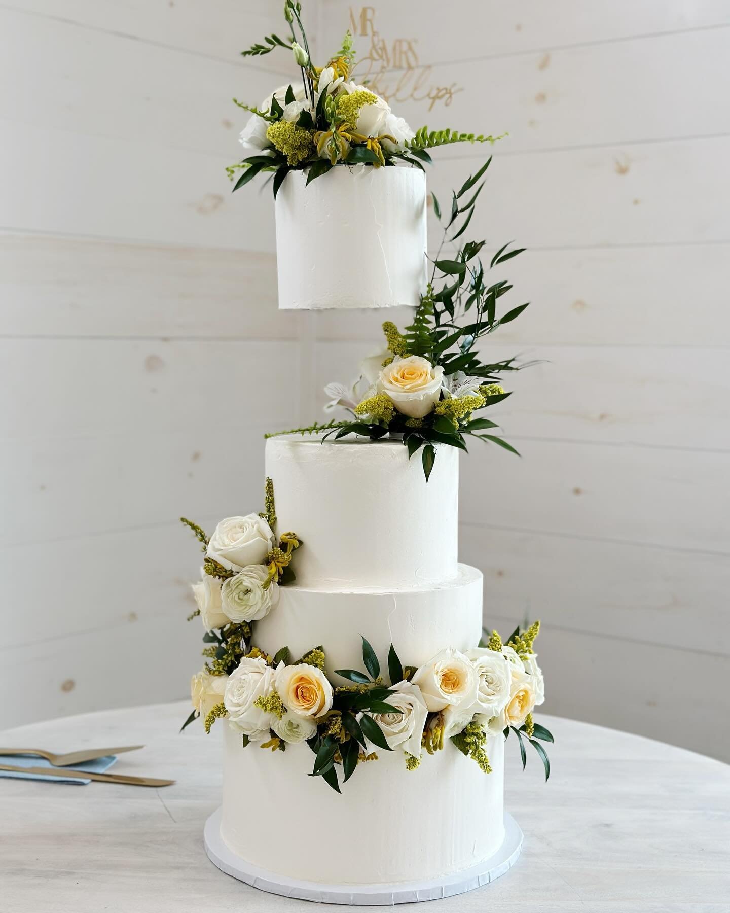 Sydney + Benjamin 

Venue: @howe_farms 
Florist: @jldegonia 

Thank you @prop.options for making this design possible!