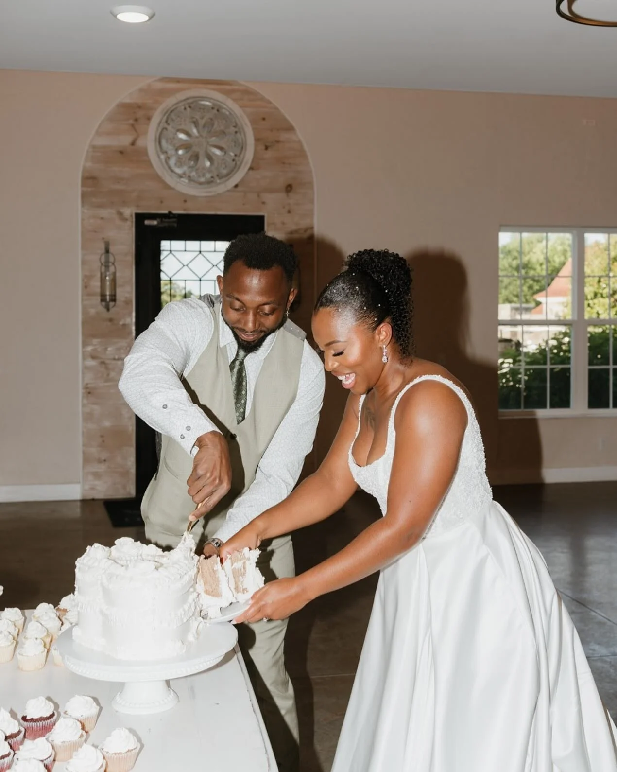 Such a beautiful couple! 

Venue: @howe_farms 
Photographer: @coastalroads 
Planner: @givecoevents 
DJ: @djduttylaundry 
Wedding rentals: @thecopperquail