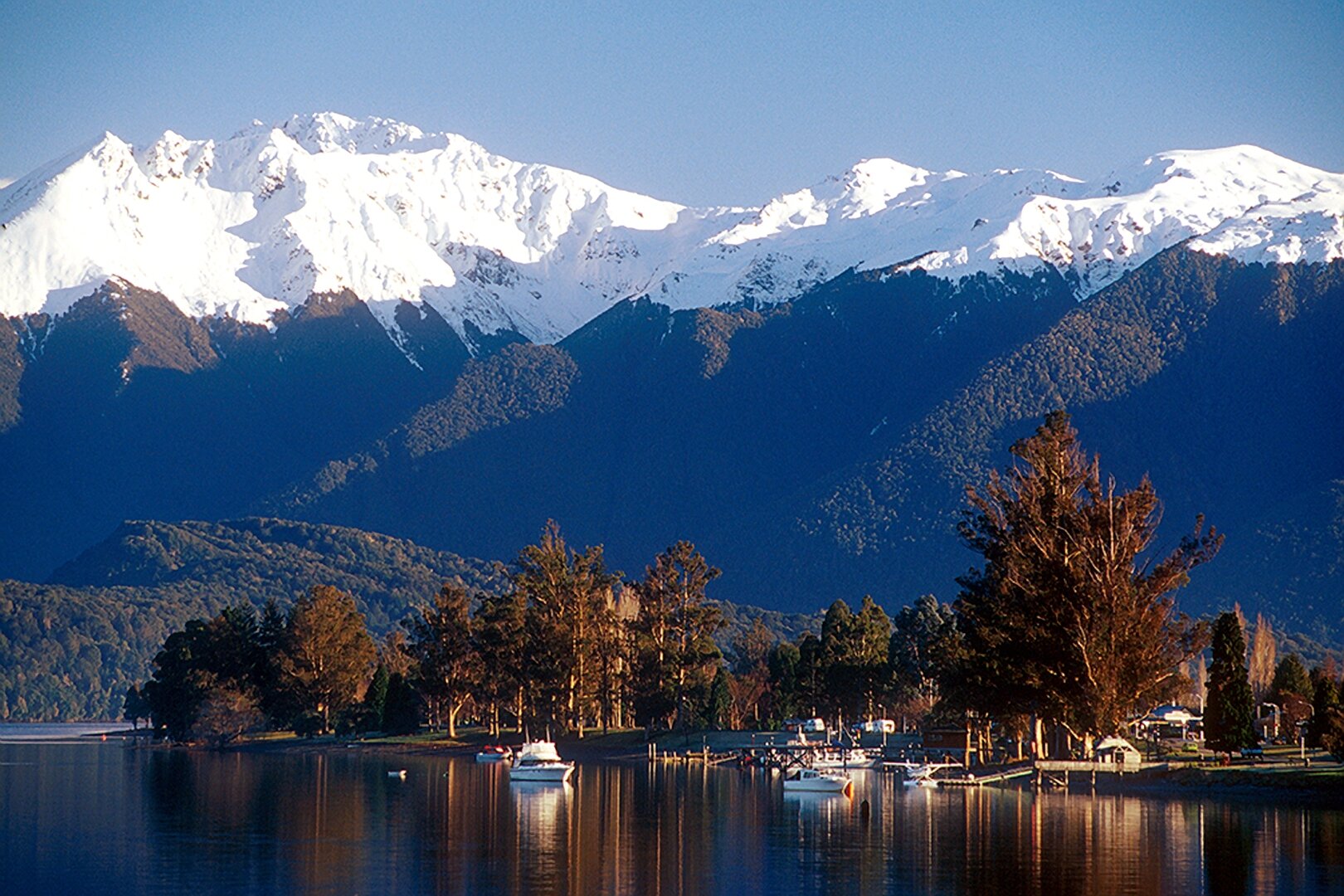 Te Anau lakefront classic.jpg