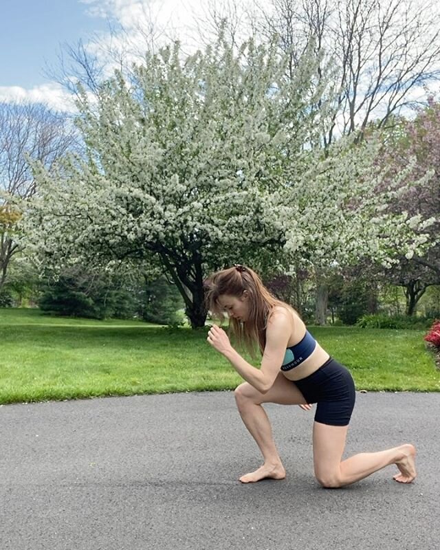 💥Lower Body Balance and ROM work💥
🔸Pendulum lunges with hold
🔸Elevated Squat walks
🔸Curtsey squat to SL RDL to knee drive hold
🔸Lateral lunges
🔸Tabletop knee circles

As a dancer, I LOVE balance stuff. Dance is about fluidity and beauty throug