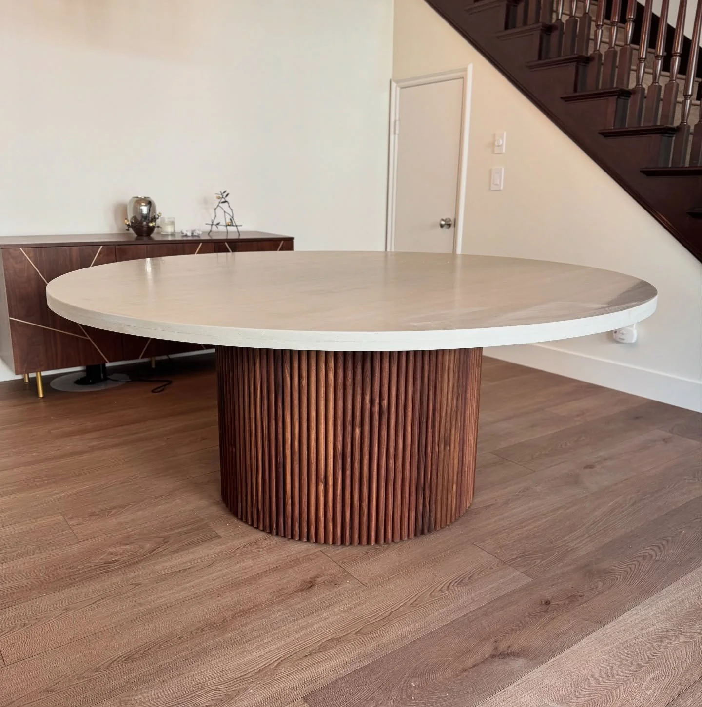 Just wrapped up and delivered to a local client.
Granite tabletop with our solid walnut fluted base. 72&rdquo; diameter.
Always love making mixed material styles.
&mdash;&mdash;&mdash;
@kiwiwoodshop 
#granitetable #granitecountertops #walnutwood #din
