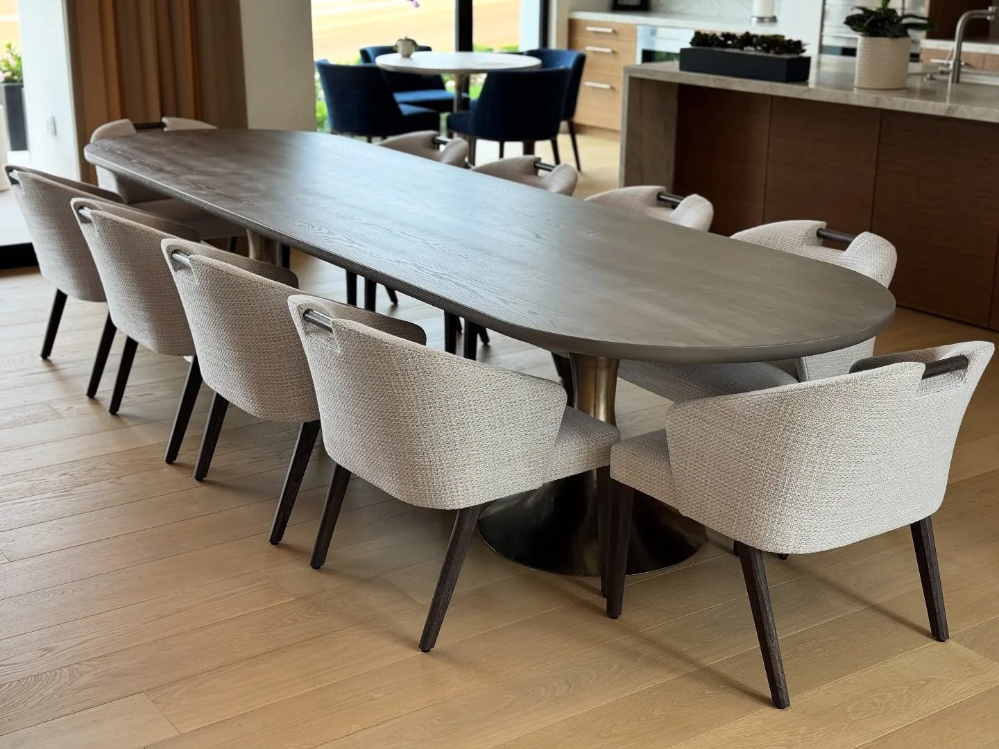 Yesterday&rsquo;s delivery. 12&rsquo; foot solid white Oak with grey finish. Sitting on solid brass hand molded bases. Beautiful table!
&mdash;&mdash;&mdash;
@kiwiwoodshop 
Visit our website or DM to inquire. We ship nationwide 🇺🇸 
#diningtable #cu