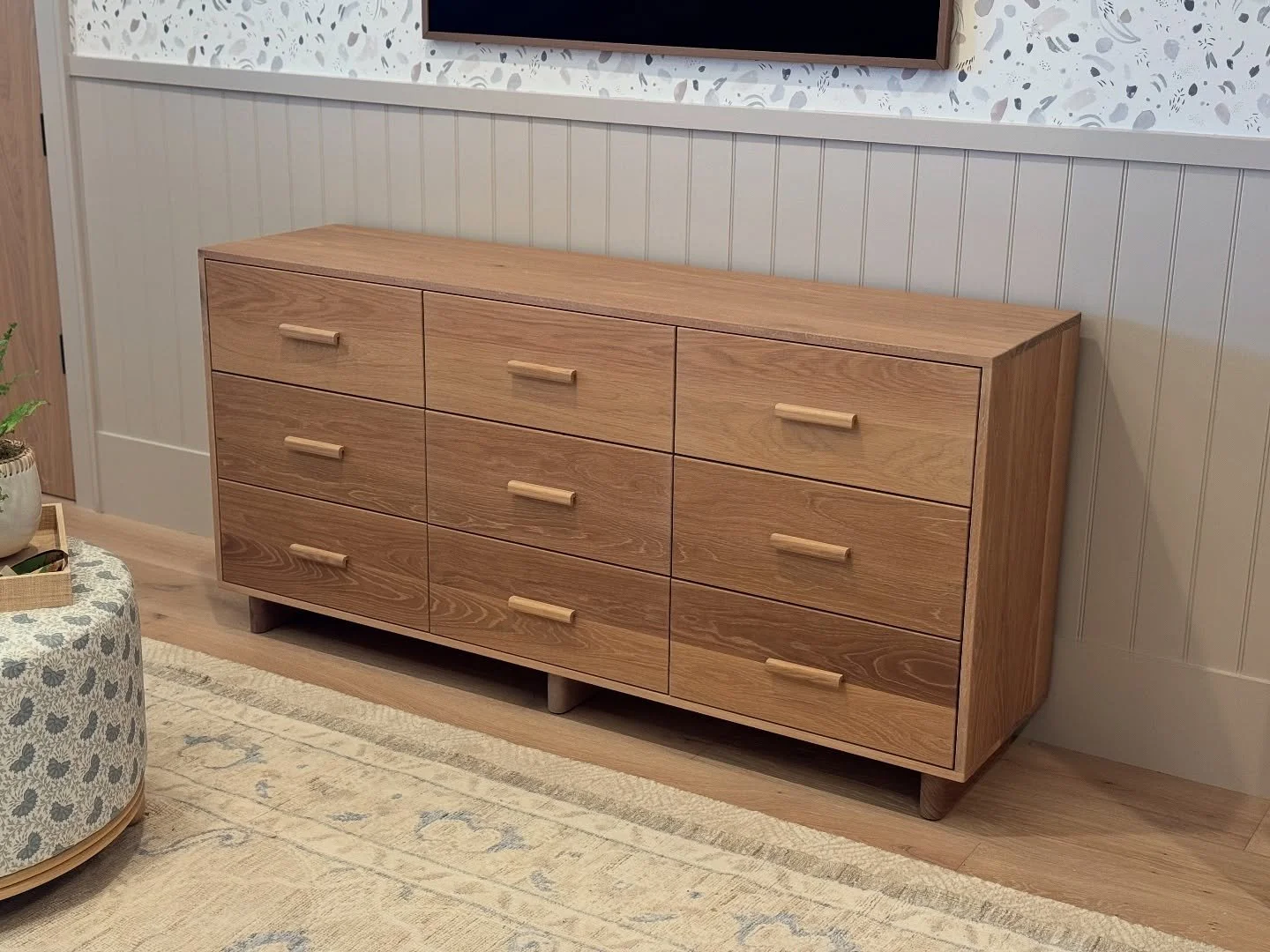 New solid Oak dresser.
84x19.5&rdquo;x29&rdquo;
Another beautiful piece. We handmade the oak pulls for this one too.
9 drawers.
Natural finish from @rubiomonocoatusa 
&mdash;&mdash;&mdash;
@kiwiwoodshop
Visit our website or DM to inquire. We ship nat