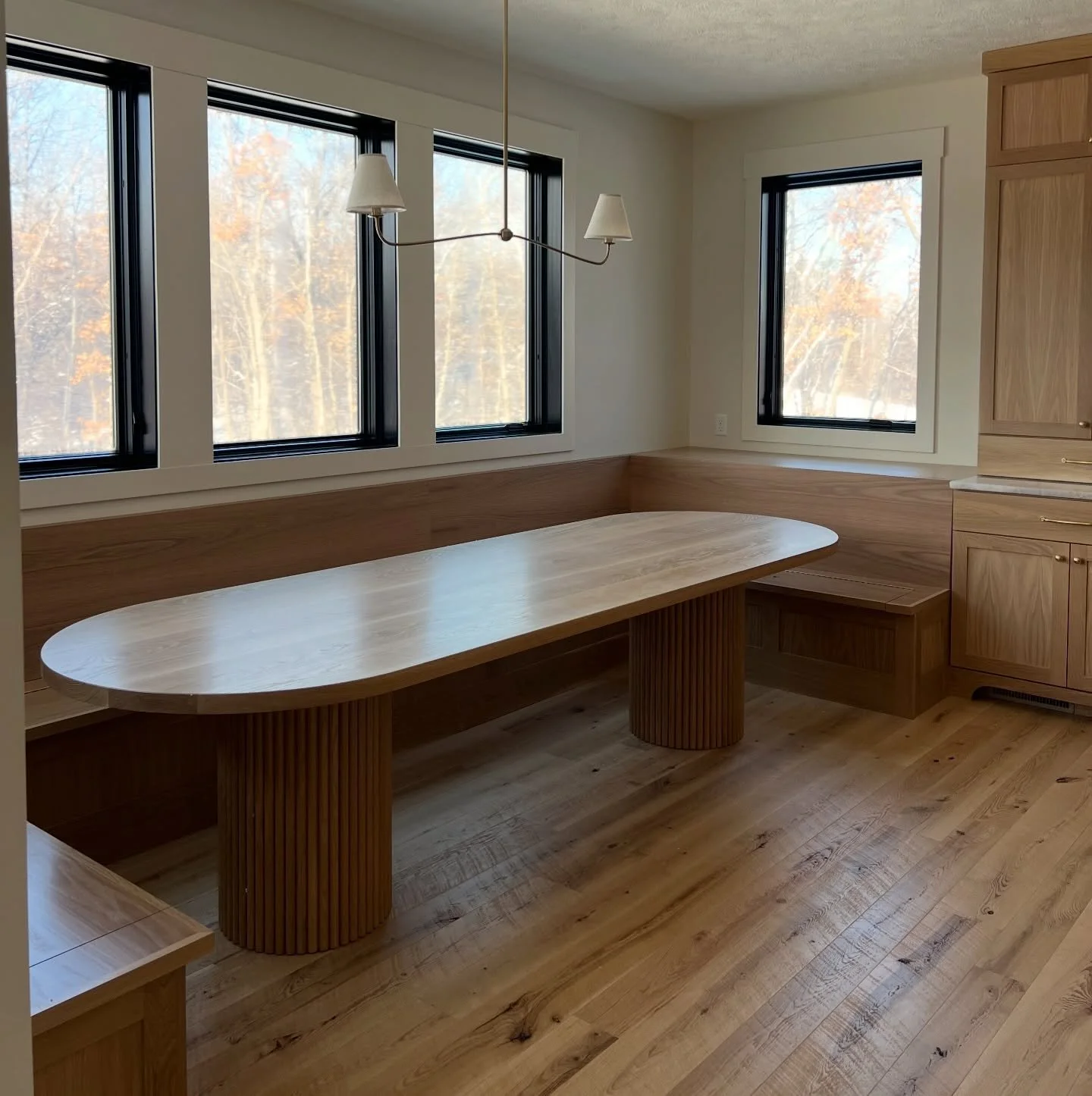 This Sicily&rsquo; table made it to its new home. 🏡 
Perfect fit for this Nook.
Dimensions 108x42&rdquo;x30&rdquo;
Solid White Oak.
&mdash;&mdash;&mdash;
@kiwiwoodshop Visit our website or DM to inquire.
#home #nook #diningtable #kiwiwoodshop #custo