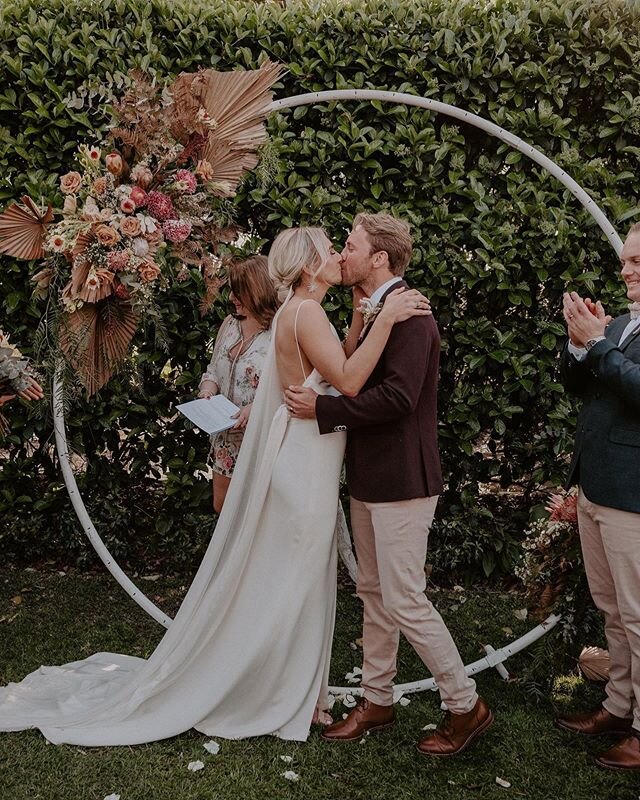 @piccoloandpoppi creating magic on our circle arch at @merribeehouse by @fullhearts.co 🙌🏻 The wonderful @danielleflemingcelebrant conducted through ceremony