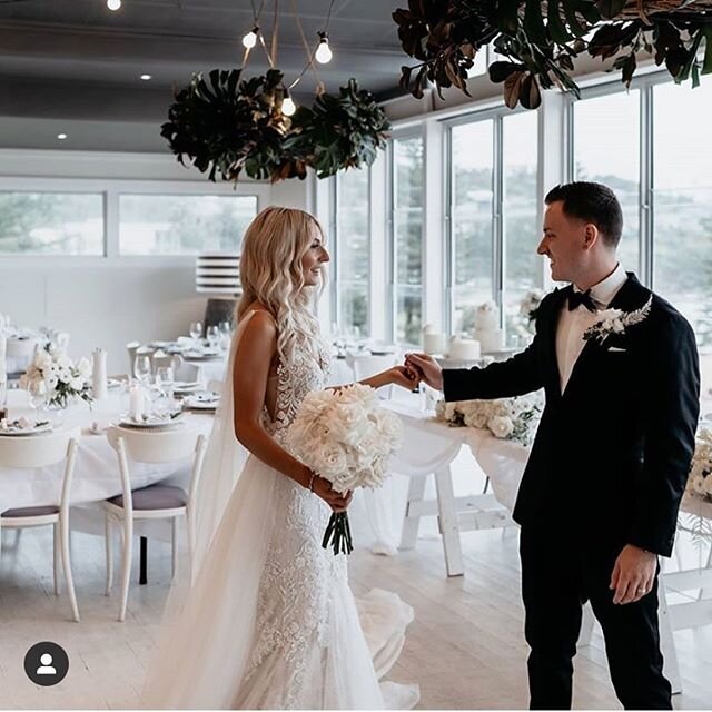 This wedding was everything at @mobydickswhalebeach by @rippleweddings 🙌🏻 The @heartandtimber white dining tables fitted in perfectly to this amazing space!