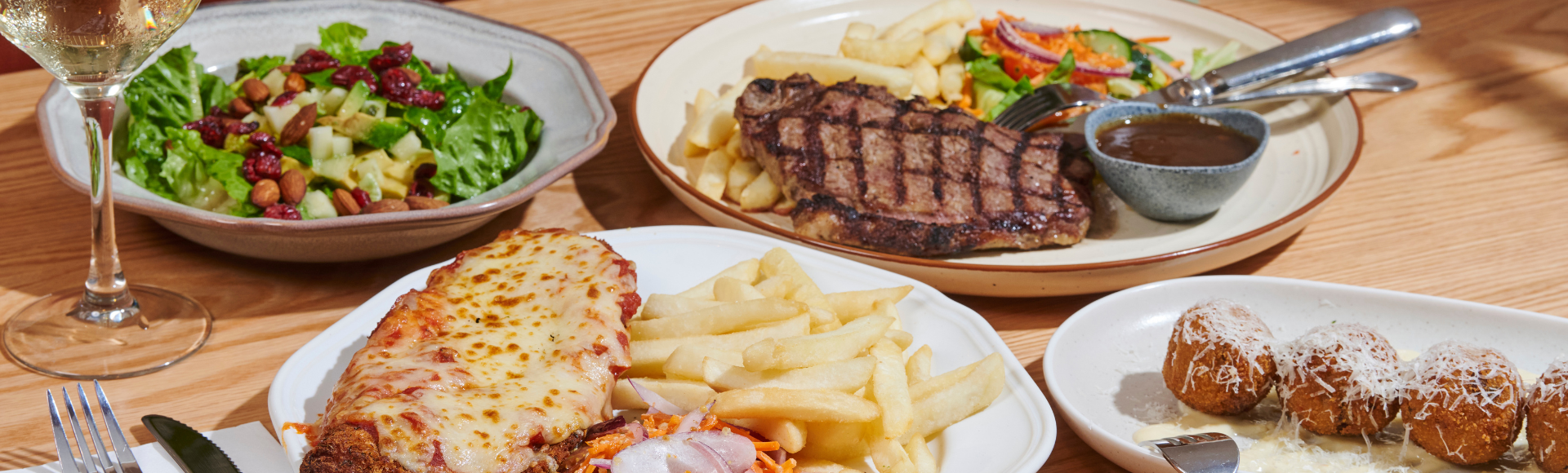 Villa Noosa Header Banner (3).png