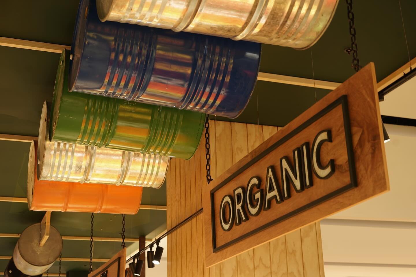 The new design of FARMER&rsquo;S FRESH brings a modern twist to traditional farm aesthetics, creating a welcoming and wholesome shopping experience. Inspired by the rustic charm of barns, the store features exposed wooden beams, natural wood shelving