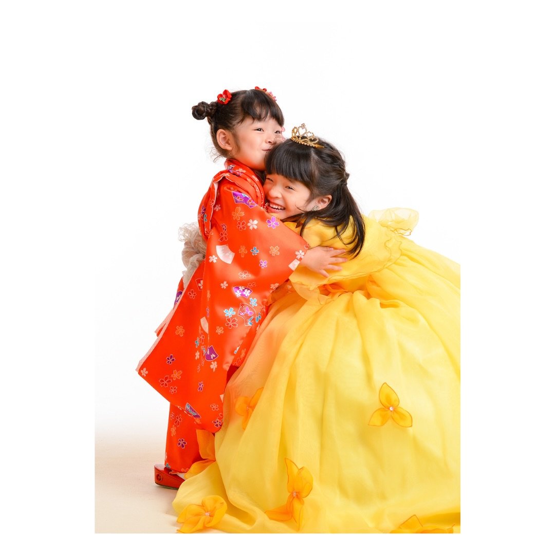 .
お互い大好きでぎゅ〜〜〜っ！！！
ドレス姿で大人っぽいお姉ちゃんと、初めてのお着物で
少しおすまし顔の妹ちゃんでした️☺️🫧
______________________________

ご予約はHP、DM、お電話にて
@kobayashi_1913 
0258-32-0974

受付時間  10:00〜18:00
定休日  毎週木曜日・第二第四水曜日

長岡駅より徒歩3分
______________________________

#写真館こばやし #フォトスタジオ #長岡 #写真