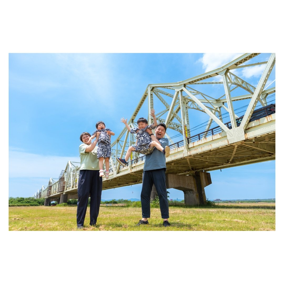 .
スタジオで撮影したあとにお外でも☀️

『長岡らしい場所』で撮ってもらいたい！
というご希望で、長生橋のふもとをご提案🙌🏻

長岡といえば長岡花火🎇ということで
「打ち上げ開始でございます！」の掛け声と共に
お子さんたちに打ち上がってもらいました😌笑
______________________________

ご予約はHP、DM、お電話にて
@kobayashi_1913 
0258-32-0974

受付時間  10:00〜18:00
定休日  毎週木曜日・第二第四水曜日

長