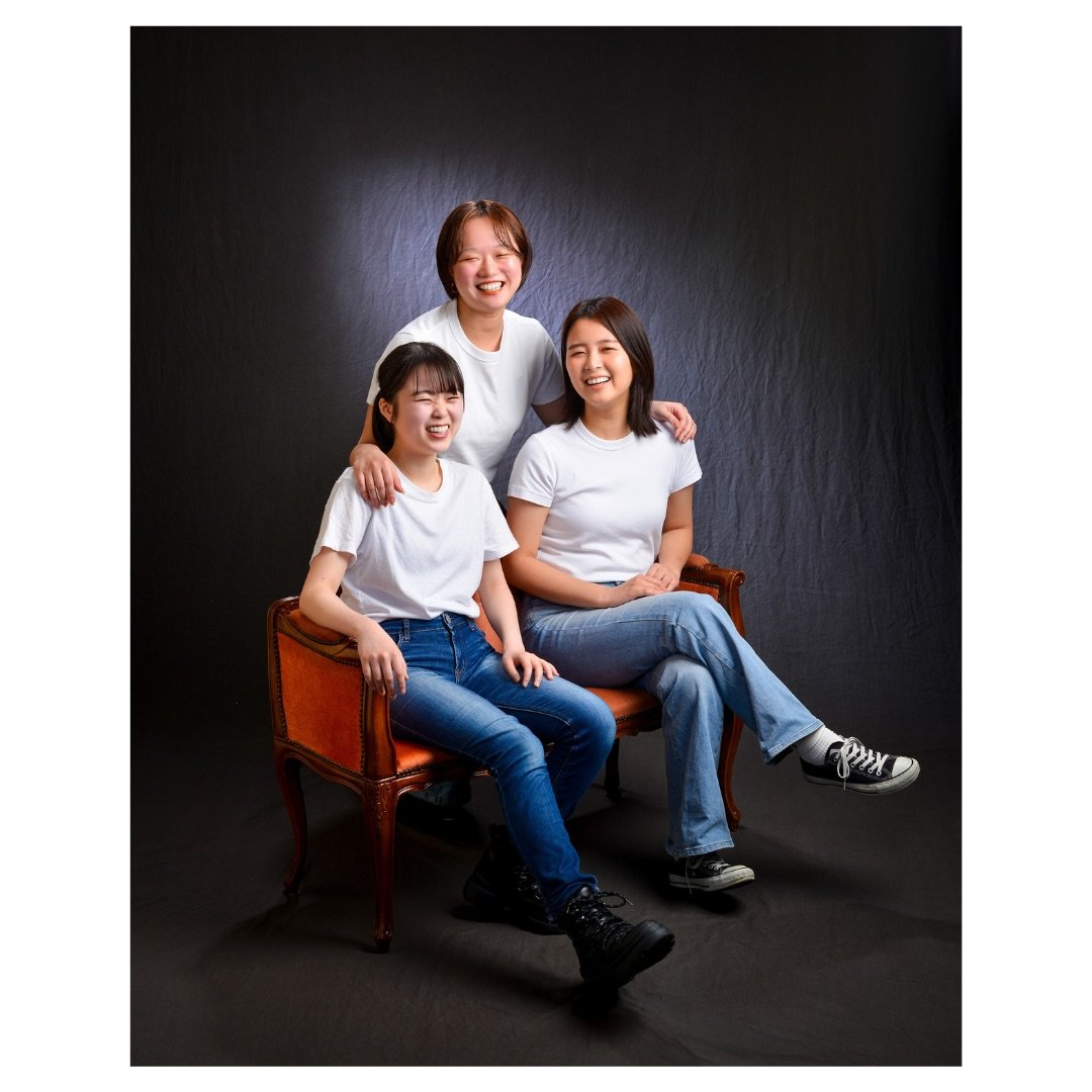 .
白T&times;デニムでナチュラルにポージング！！！

と、思いきやノリノリでジョジョ立ちを
披露していただきました🤣👏🏻

身体の反り具合や手の角度までこだわって
笑い声が響く楽しい撮影でした📸✨

______________________________

ご予約はHP、DM、お電話にて
@kobayashi_1913 
0258-32-0974

受付時間  10:00〜18:00
定休日  毎週木曜日・第二第四水曜日
⁡
長岡駅より徒歩3分
______________