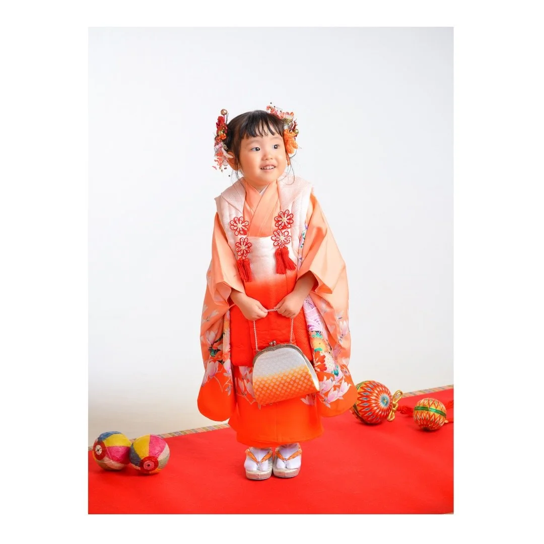 .
お母様がご自身の七五三で着ていたお着物を
ご自身で着付けてみたい&hellip;！ということで
着付けからお手伝いさせていただきました☺️✨️
⁡
初めての空間に興味津々のようで、いろんなお顔を
見せてくれてとても可愛らしかったです️🫧
⁡
____________________

ご予約はHP、DM、お電話にて
@kobayashi_1913
0258-32-0974

受付時間  10:00〜18:00
定休日  毎週木曜日・第二第四水曜日

長岡駅から徒歩3分

_________