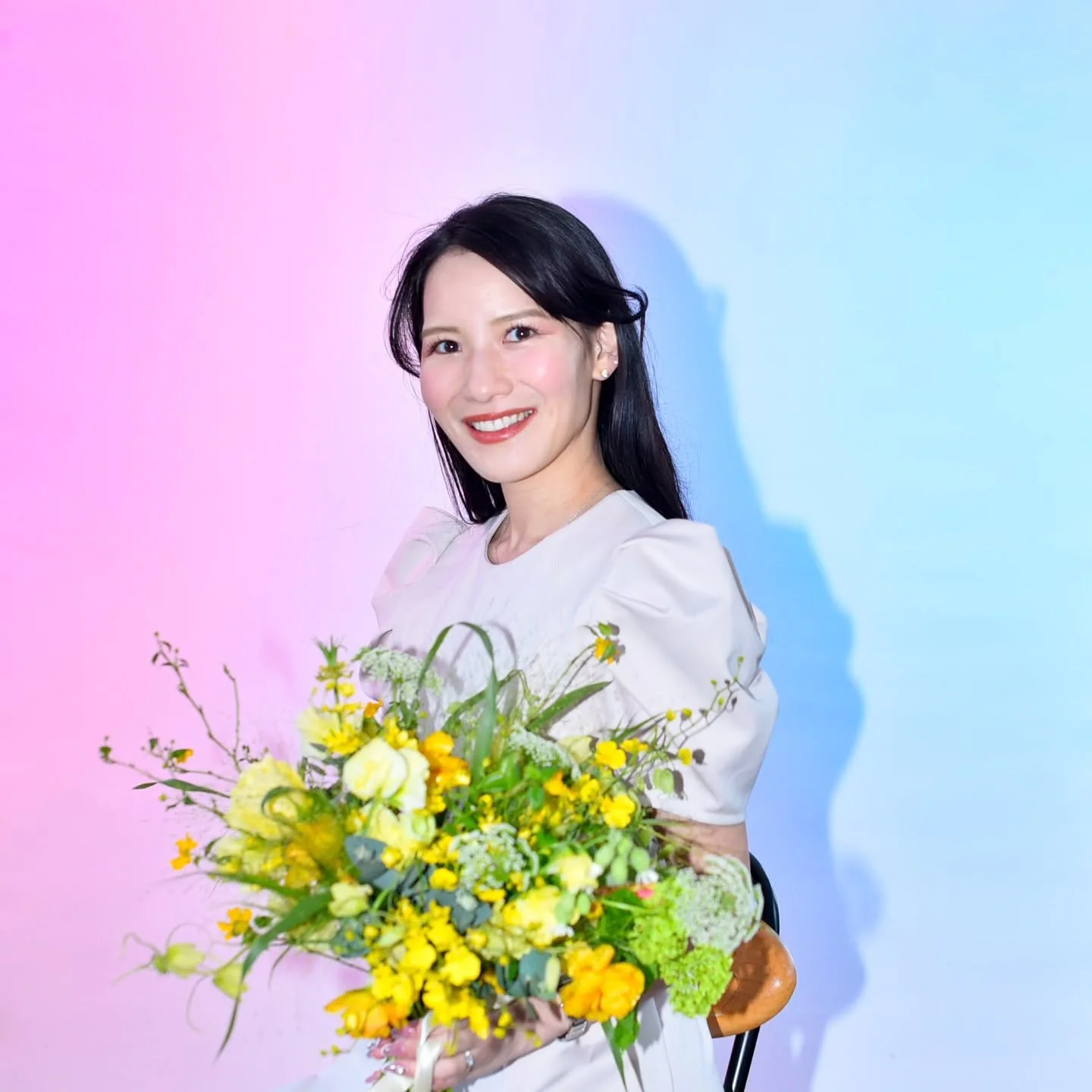 2026年3月27日（金）長岡市大手通交差点で開催されたサークルライクマーケットへのご参加頂きありがとうございました！💐 写真館こばやしでは @dalur_2025 さんの素敵なブーケやチューリップと一緒に、春らしいカラーリングでお撮りするポートレートフォトブースを出展いたしました！「新年度チャレンジしたいことは！？」を掛け声にキラキラした笑顔でお撮りできました☺✨️