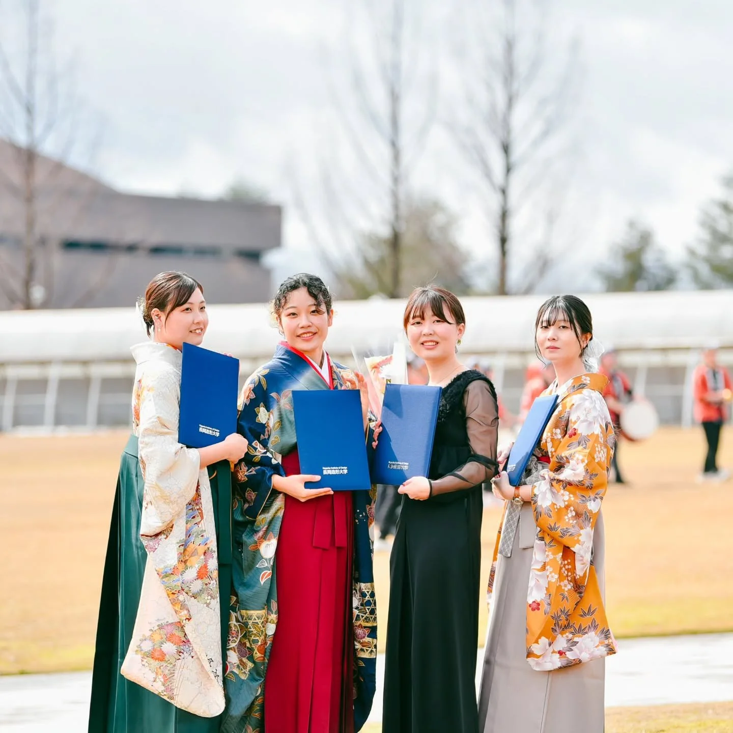 .
ご友人揃っての卒業式写真をご依頼いただきました✨️☺️🎓️ ナイスジャンプでした！😁

#写真館こばやし #ロケーションフォト #ファミリーフォト #新潟家族写真 #長岡フォトスタジオ
____________________

〇長岡ロケーション撮影〇

日常を特別な日に
あたたかく優しい色で思い出を残します🌸

【ご予約方法】
DMまたはHPからご予約ください。

____________________
