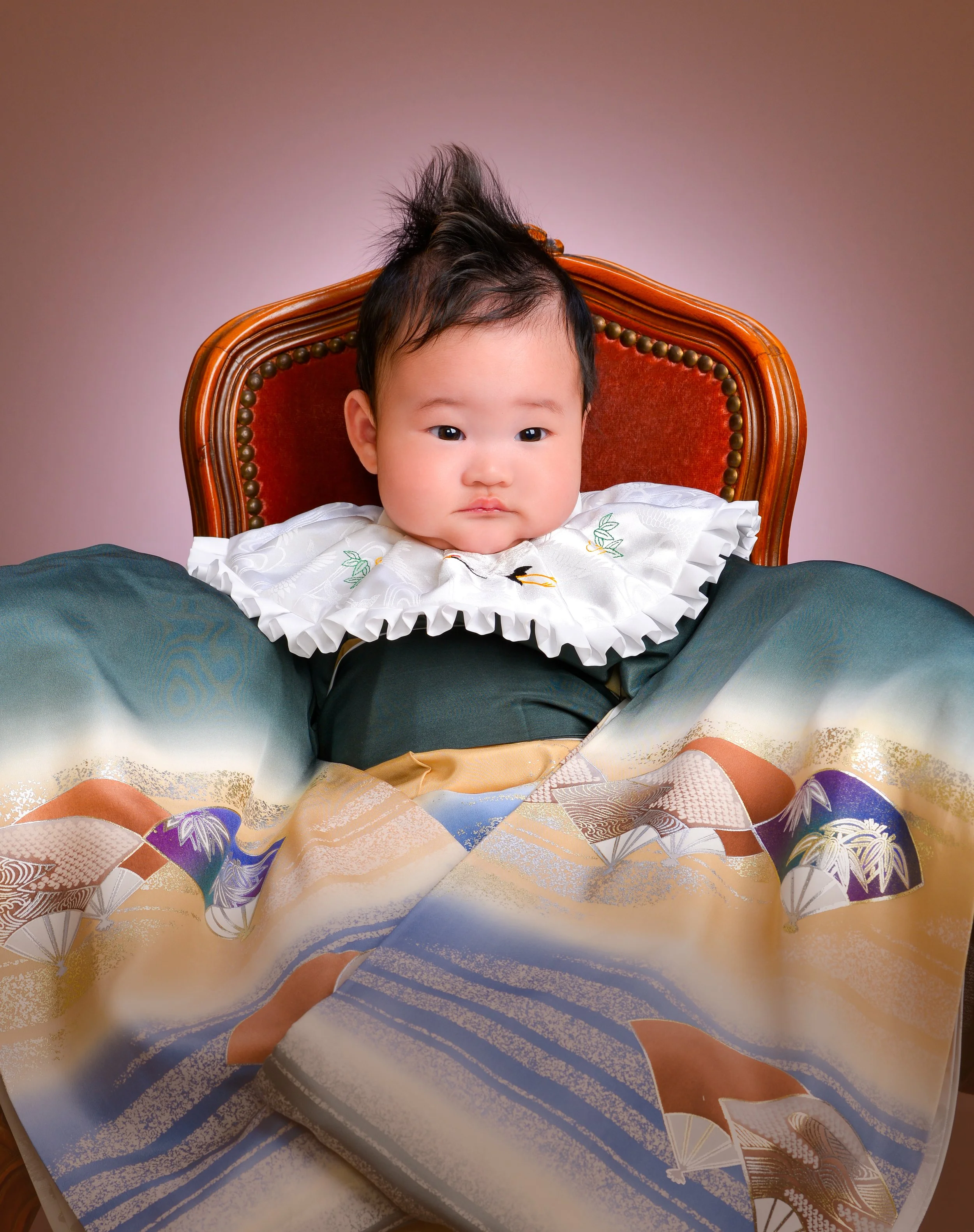 伝統的な衣装を着た赤ちゃんのポートレート