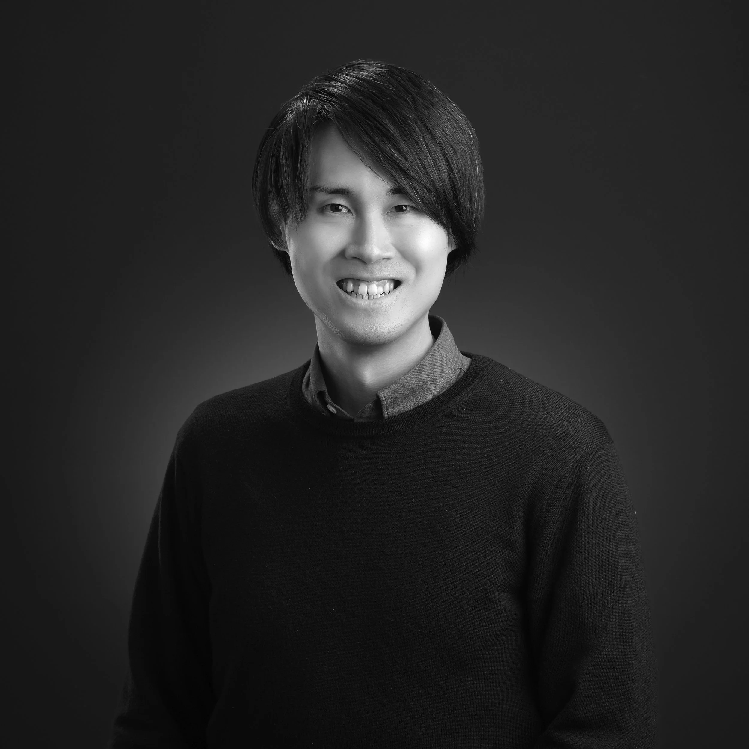 若い男性が黒いジャケットを着ているポートレート写真