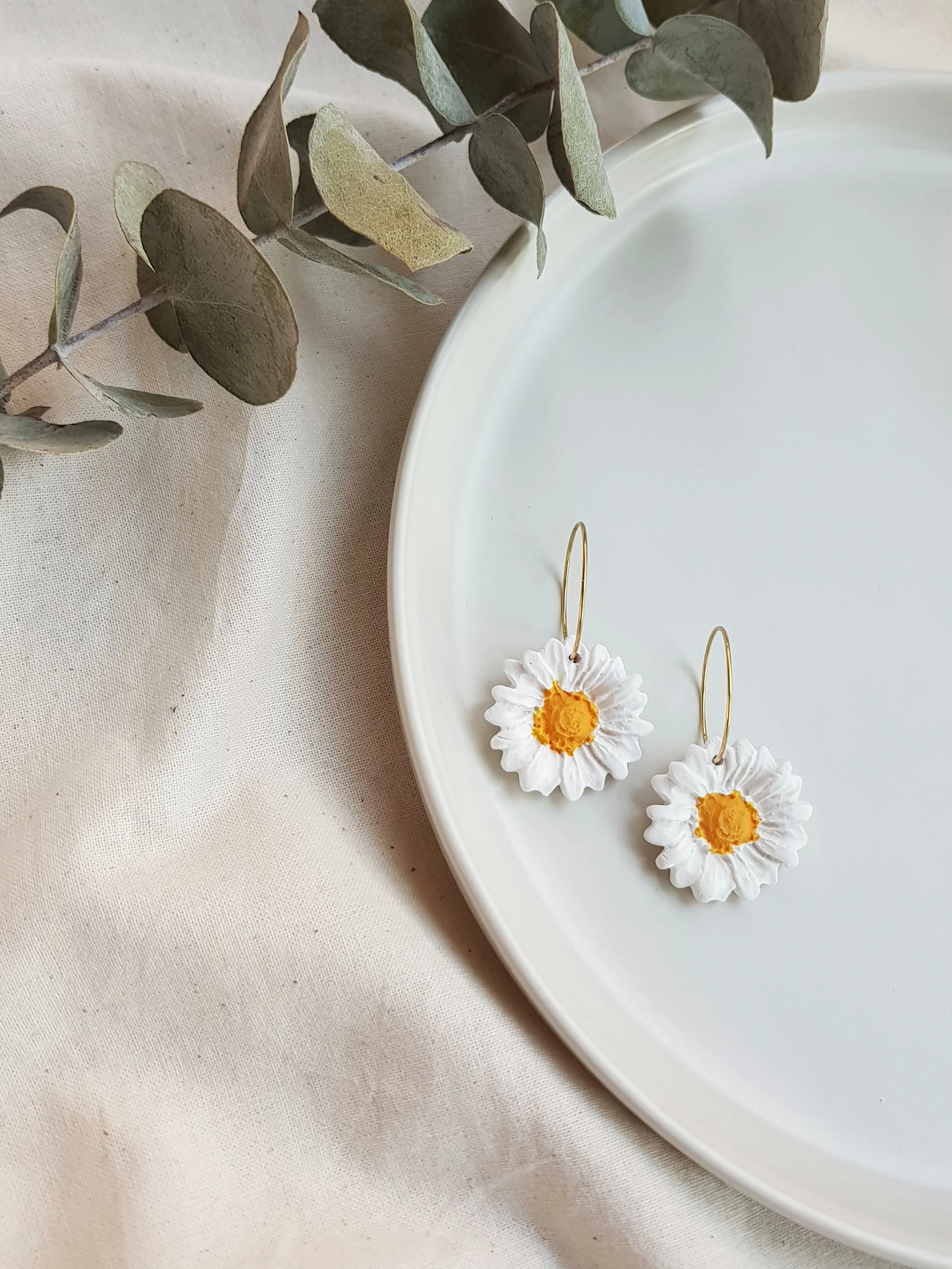 White Daisy Dangles (M)