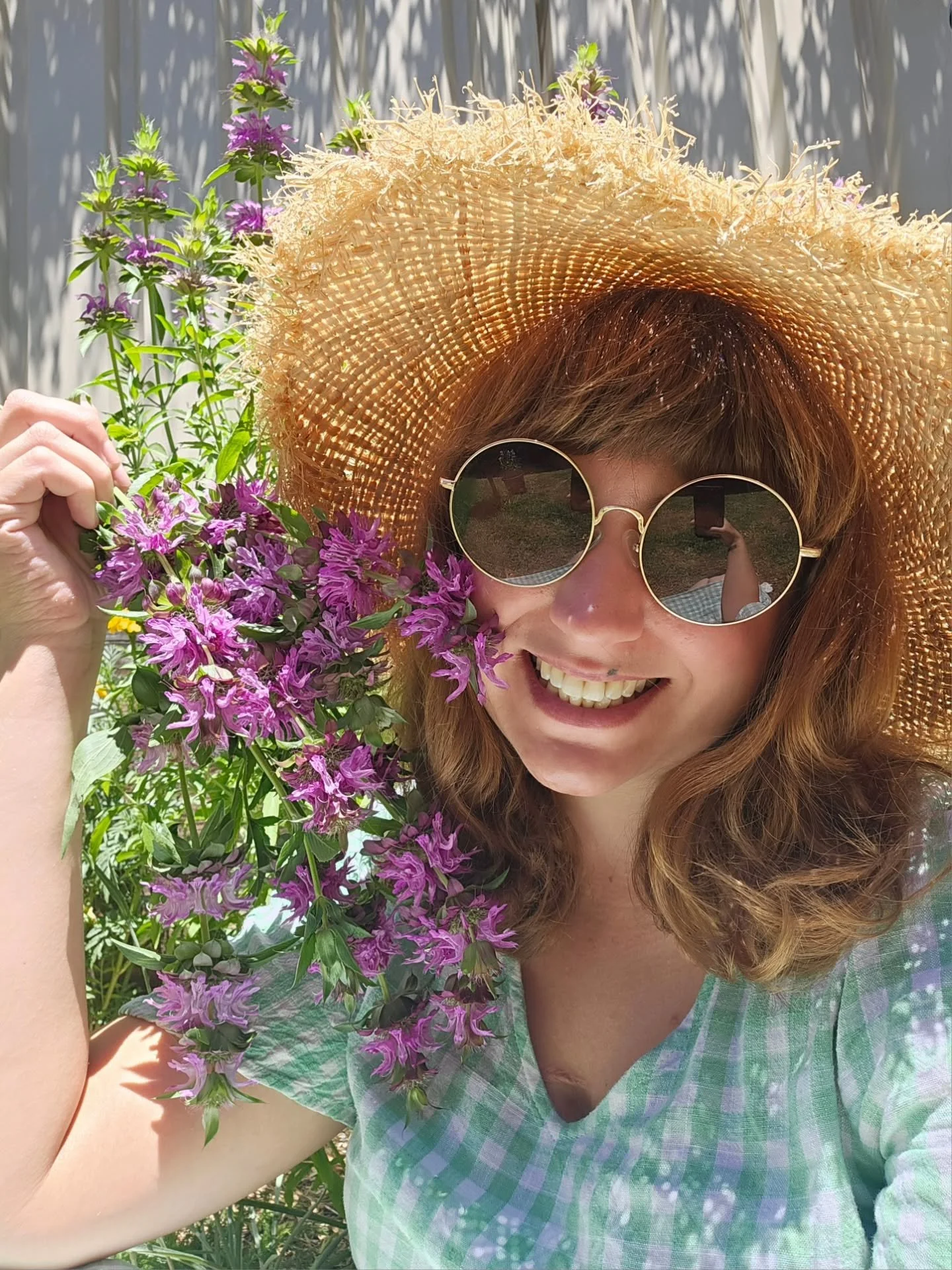 Living in a world of my own🪻 Trying to create a perfect little wonderland in this topsy-turvy world.  A sanctuary where I can daydream and watch the blue-bees dance around the lemon bee balm while the birds splash around in the bath 😍 Swipe for blu