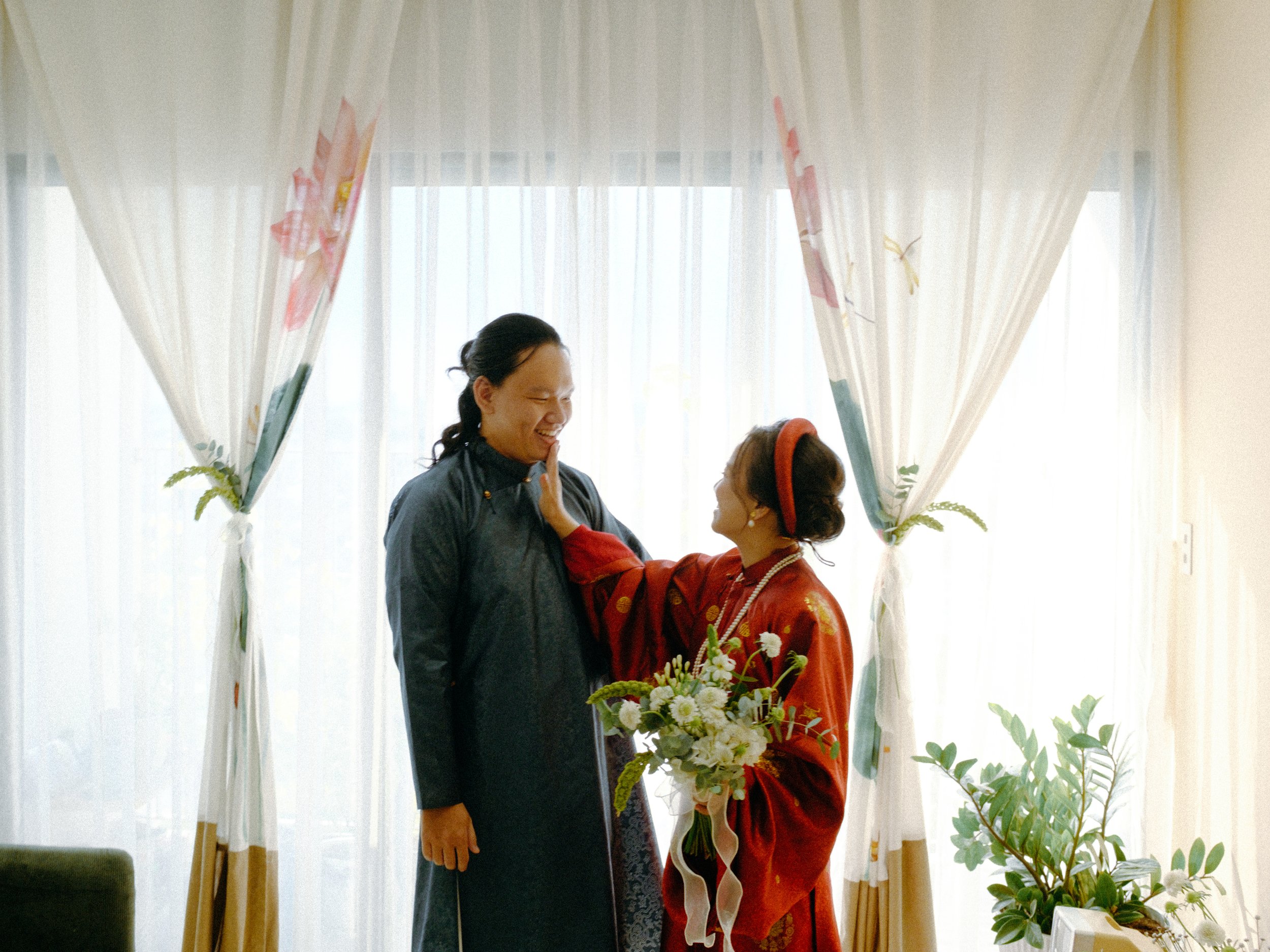 Thảo & Lâm, Pre-wedding Session at Home in Sài Gòn — Pham Si Luan Photography (52)