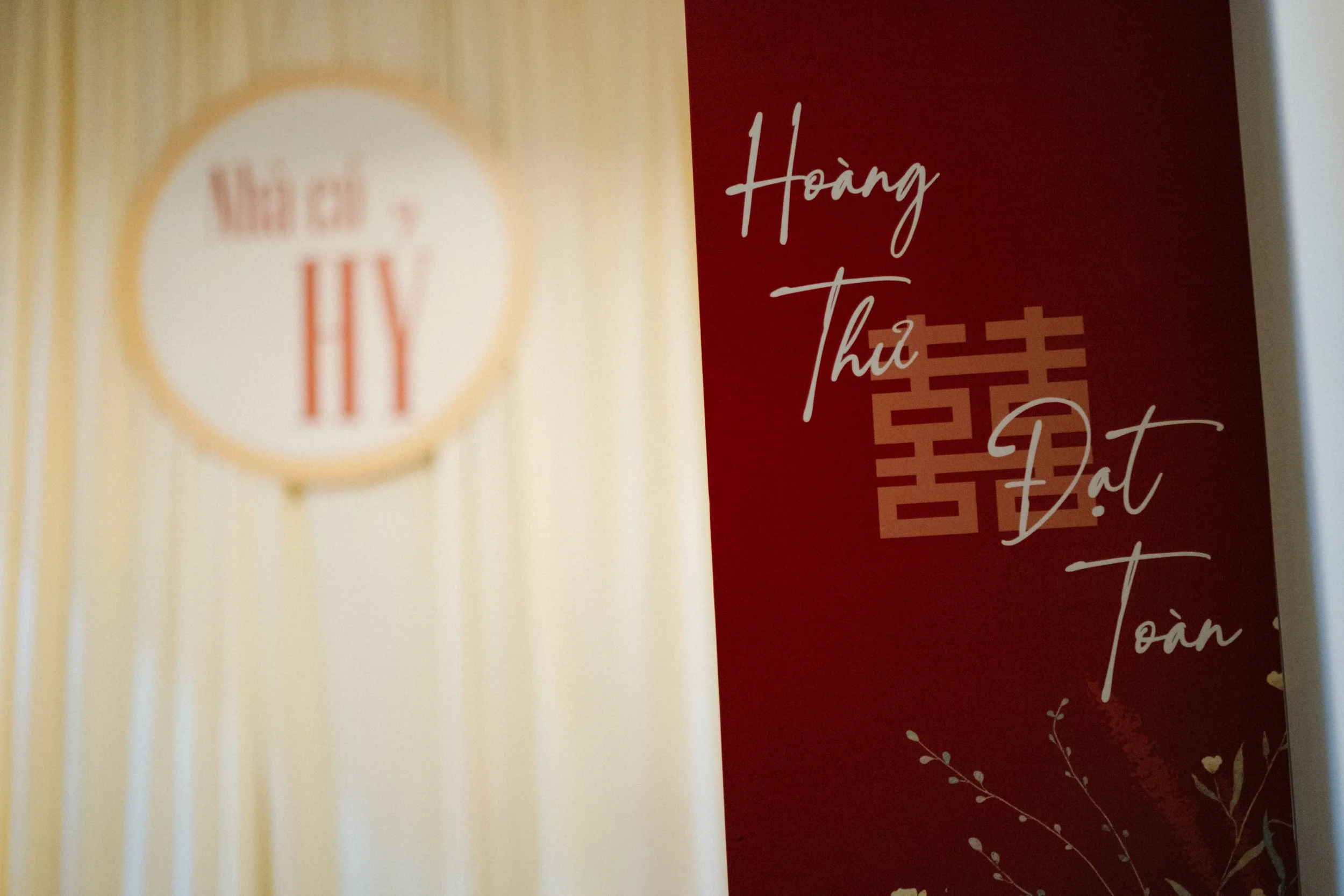 A red and beige greeting card with Vietnamese text and a traditional wedding symbol.