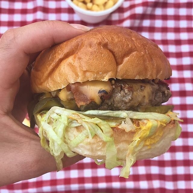 Celebrate #nationalpicnicweek with your own burger picnic in the Cambridge sunshine!☀️ Order from @foodstufffcambs Thursday/Friday 5-8.30 and Saturday 12-8.30. They&rsquo;ll deliver to any location within their 1.75 mile delivery zone....Mill Pond, P