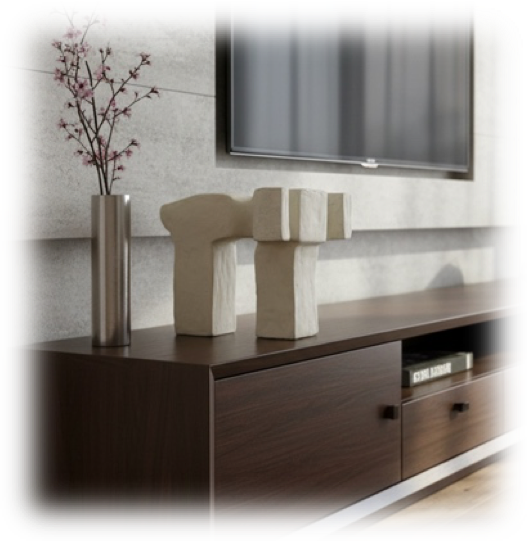 Vaso con ramas de cerezo en flor y decoraciones abstractas en una sala moderna con televisión