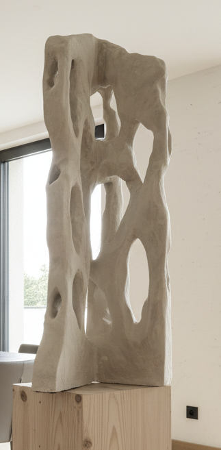 Colección Vestigio. MarcelaOnce. Arte exclusivo de prestigio internacional. Escultura abstracta  en un interior con ventana y pared blanca.