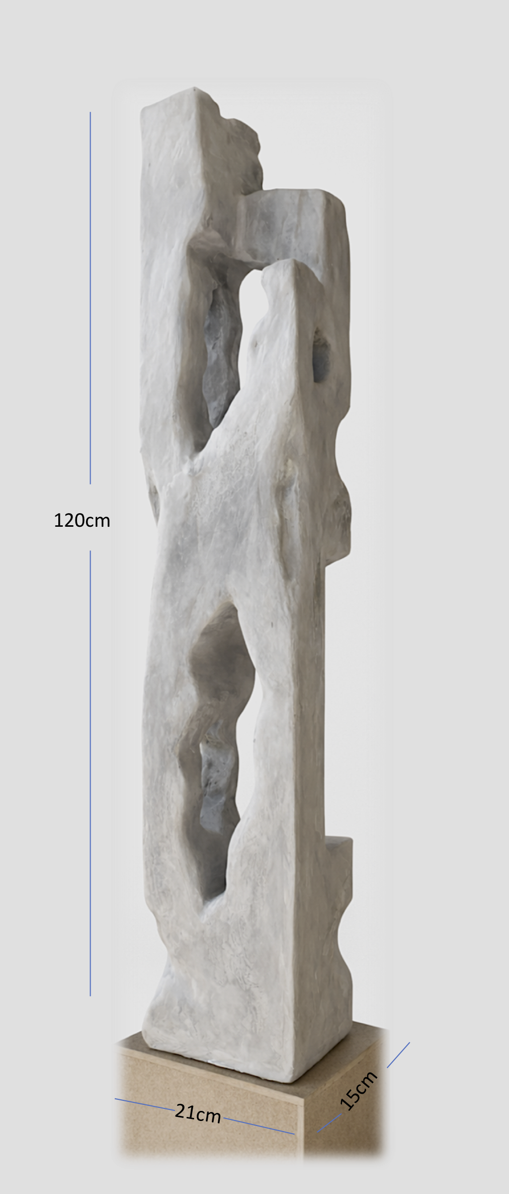 Colección Vestigio. MarcelaOnce. Arte exclusivo de prestigio internacional. Escultura con forma abstracta, de aproximadamente 120 centímetros de altura y base de 21 por 15 centímetros, colocada sobre una plataforma de madera.