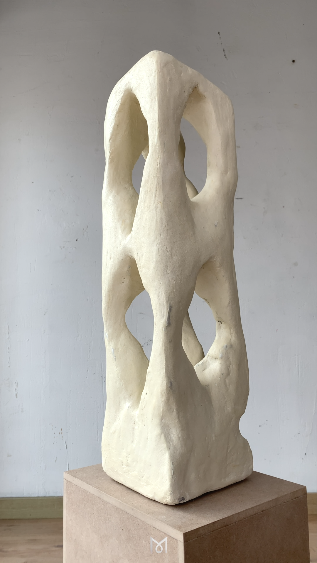 Colección Vestigio. MarcelaOnce. Arte exclusivo de prestigio internacional. Escultura abstracta  con formas orgánicas y huecos, sobre un pedestal de color beige.