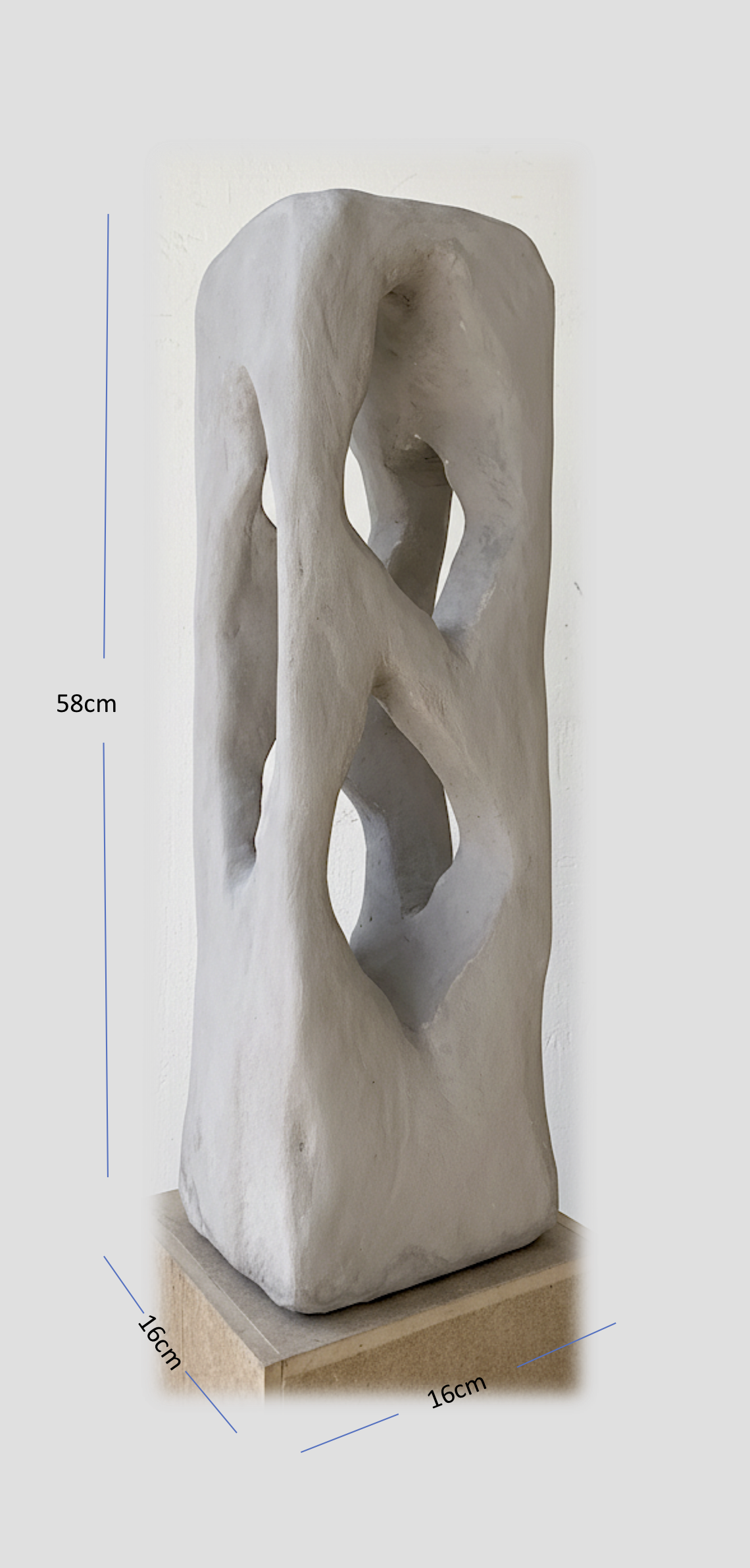 Colección Vestigio. MarcelaOnce. Arte exclusivo de prestigio internacional. Escultura abstracta de 58 cm de altura, 16 cm de ancho y fondo. Tiene forma orgánica y huecos, colocada sobre base de madera.