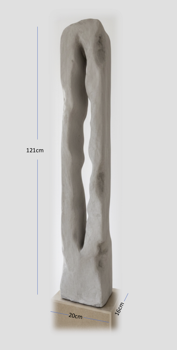 Colección Vestigio. MarcelaOnce. Escultura de piedra de forma alargada y motif curvado, de 121 cm de altura, 20 cm de ancho y 16 cm de profundidad. Arte exclusivo.