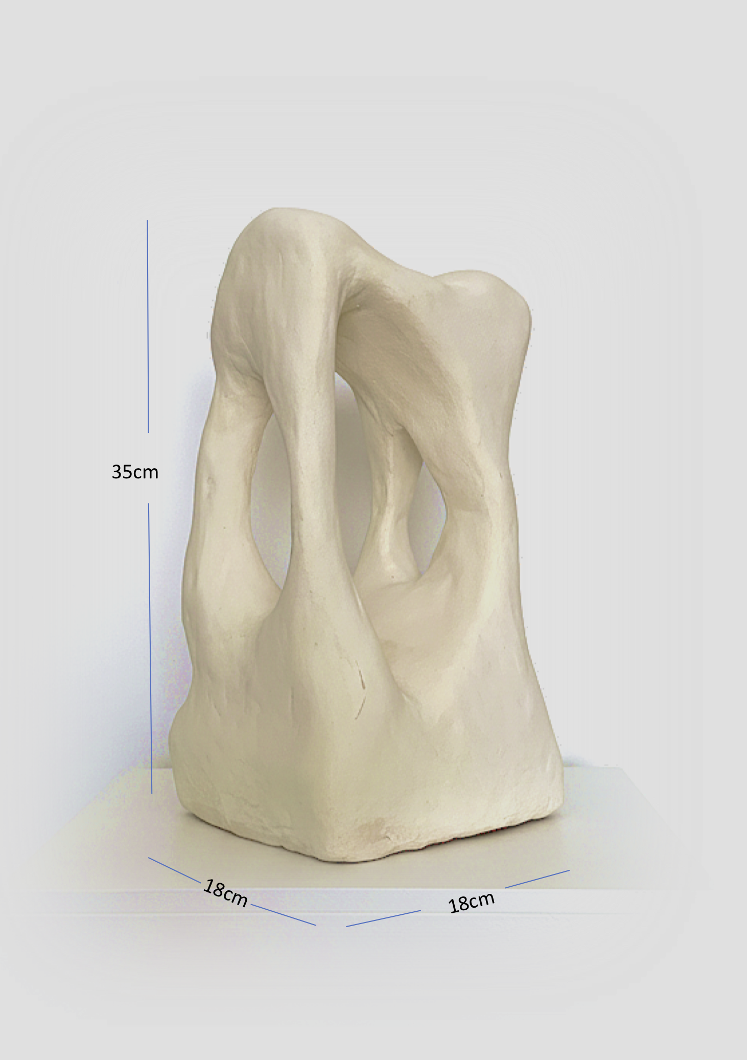 Colección Vestigio. MarcelaOnce. Arte exclusivo de prestigio internacional. Escultura de cerámica abstracta, mide 35 cm de alto y 18 cm de ancho en cada lado.